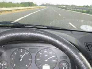 il-contachilometri-di-un-auto-a-140