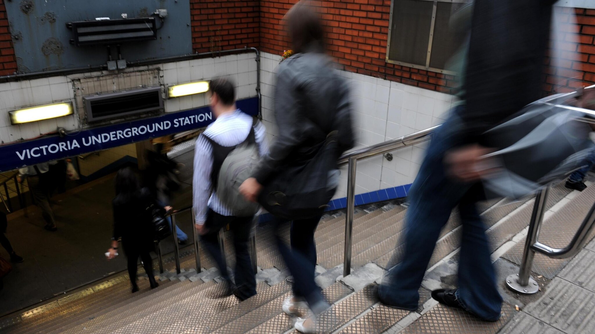 La capitale inglese teatro di un nuovo incidente: questa mattina, all’ora di punta, un incendio divampato in un vagone di un treno ha provocato l’evacuazione di una stazione nel centro della città. La rete ferroviaria ha assicurato che non ci sono feriti.