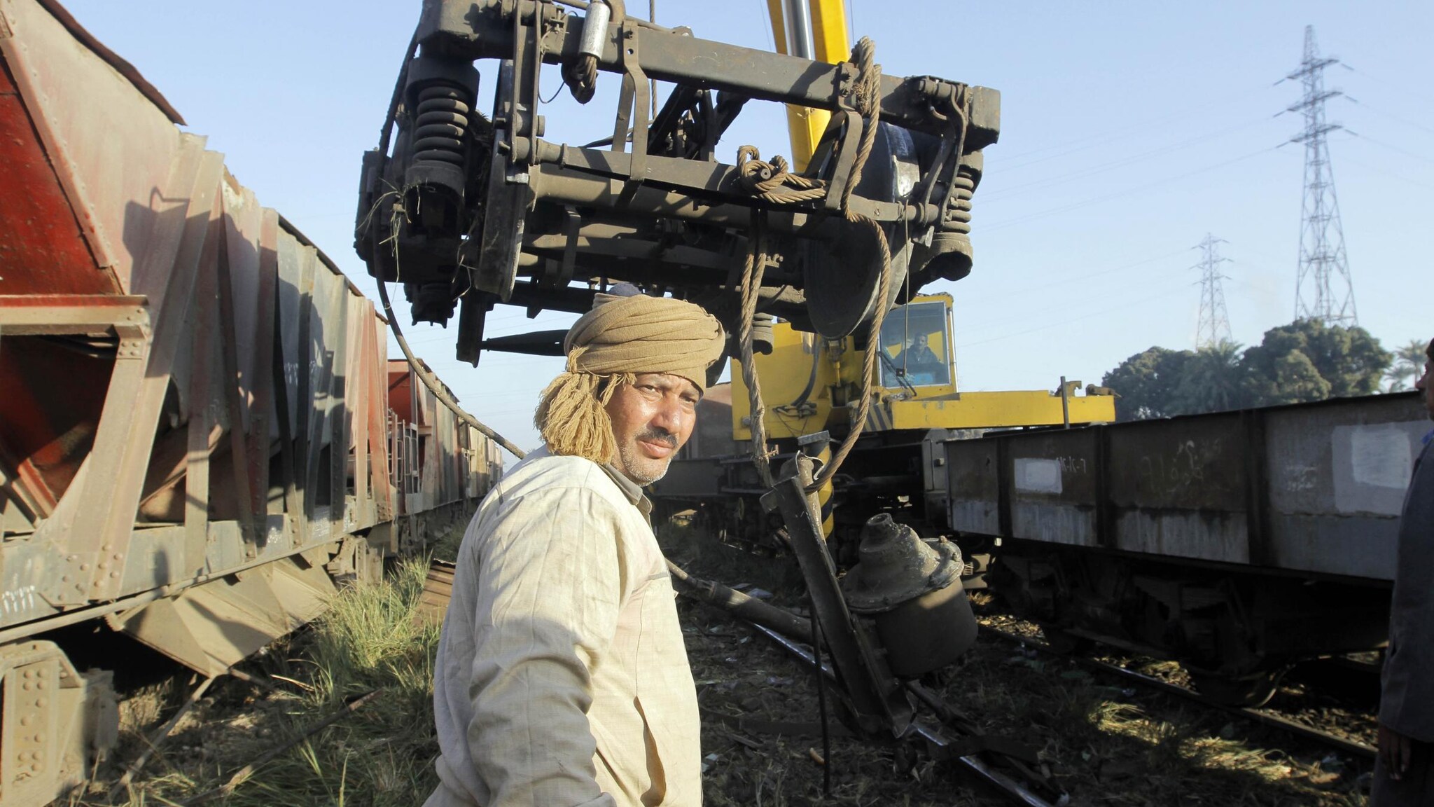 L’incidente nei pressi del Cairo, le vittime sono almeno 19 ma ci sono oltre 100 feriti. Il ministero della Sanità, che ha diffuso la notizia, ha detto che il treno trasportava reclute dell’esercito egiziano. Ignote le cause del disastro.
