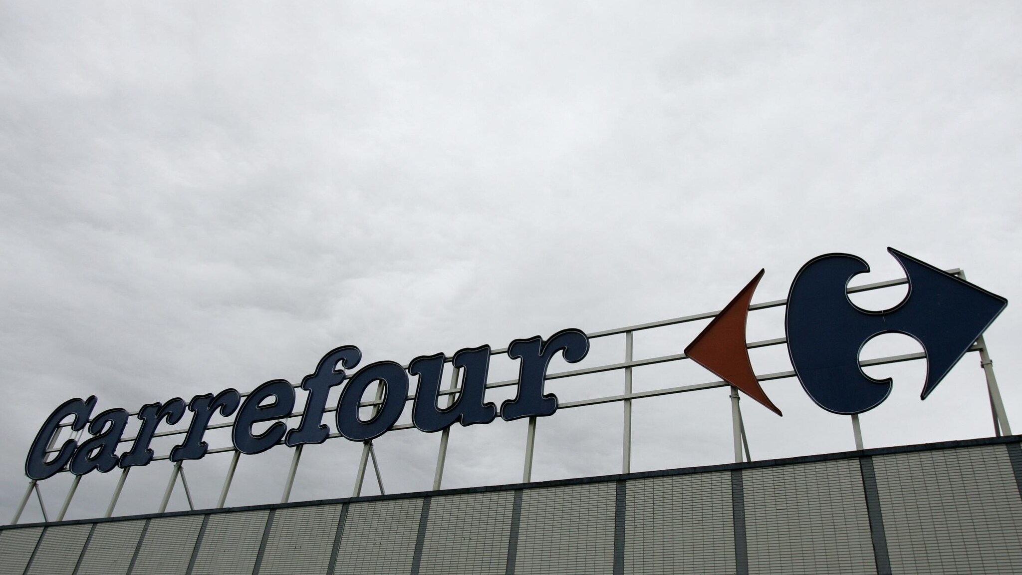 I supermercati Carrefour al fianco dei più anziani e delle famiglie composte da più di 5 persone: il gruppo che in Italia ha 1200 punti vendita sceglie, dal 18 gennaio al 31 marzo, di azzerare per queste categorie di consumatori l’Iva sui prodotti freschi.