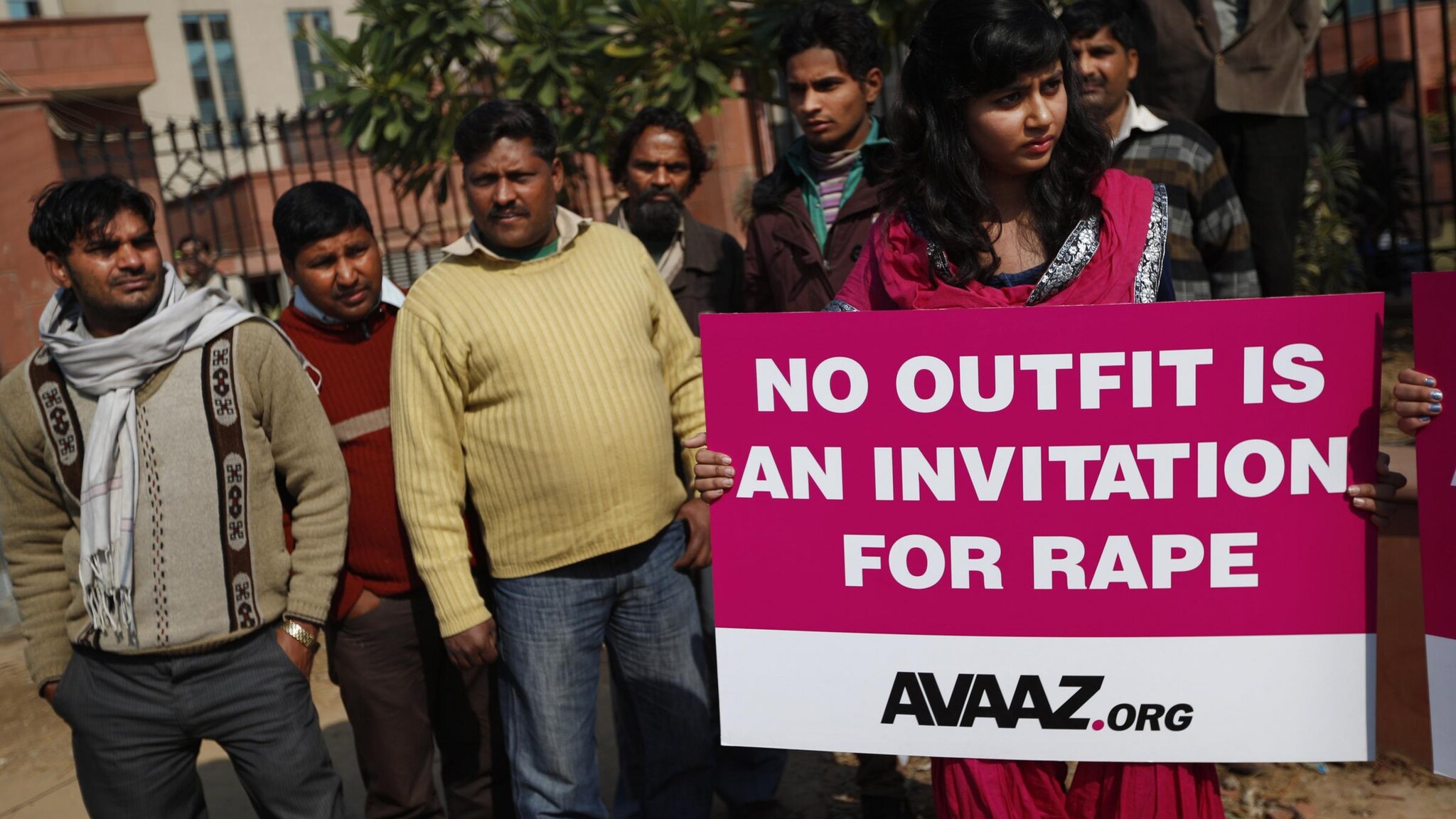 Al via il processo a New Delhi nei confronti dei cinque adulti ritenuti responsabili della violenza sessuale e della morte di una studentessa aggredita su un autobus. Secondo la difesa la sentenza arriverà “nel giro di poche settimane”.