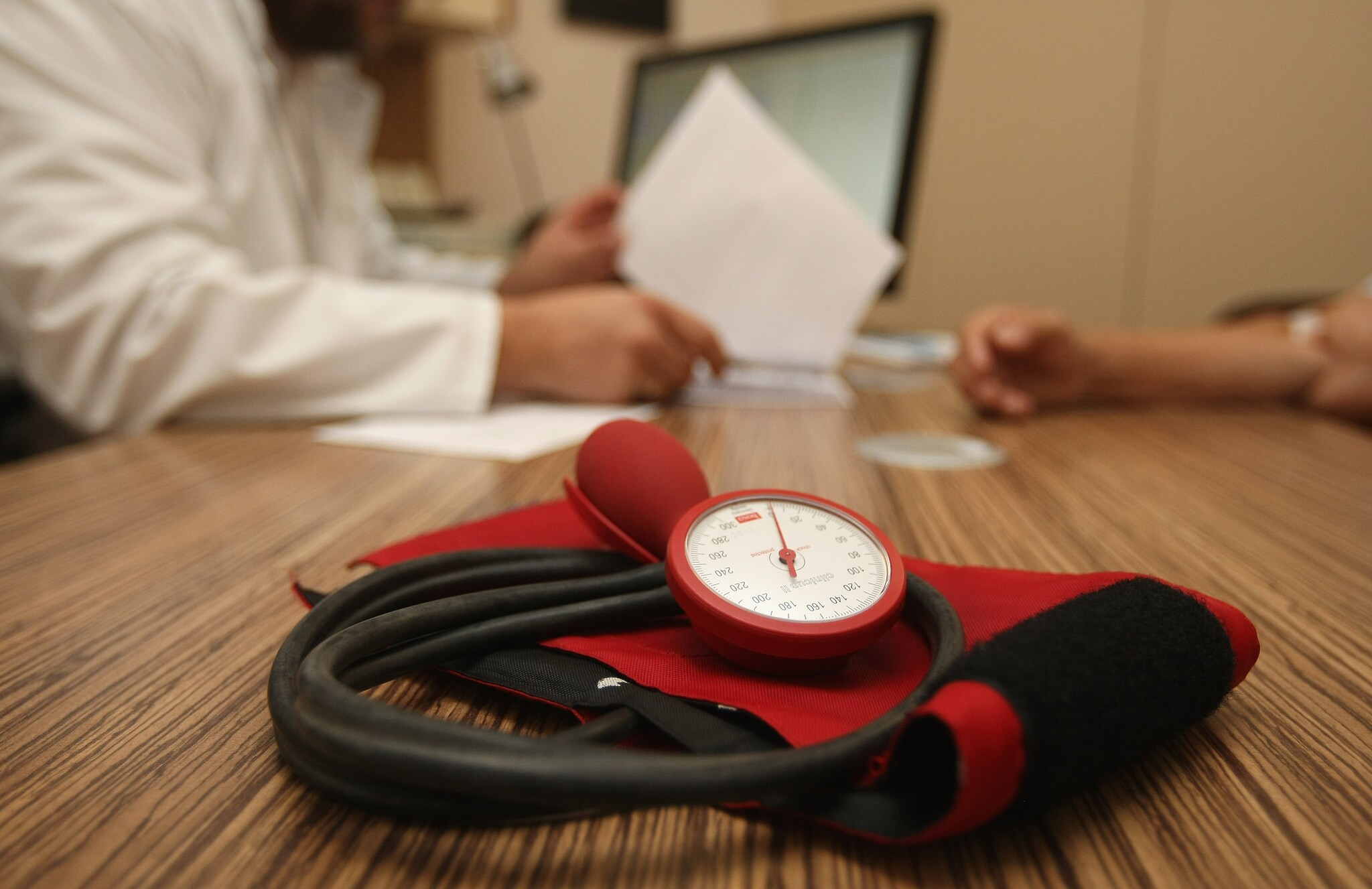 Una donna di Taglio di Po è stata uccisa da un cancro che le è stato diagnosticato con un ritardo di un anno e mezzo. Tre medici, tra cui uno di base, sono accusati a Rovigo del reato di omicidio colposo per negligenza e imperizia medica.