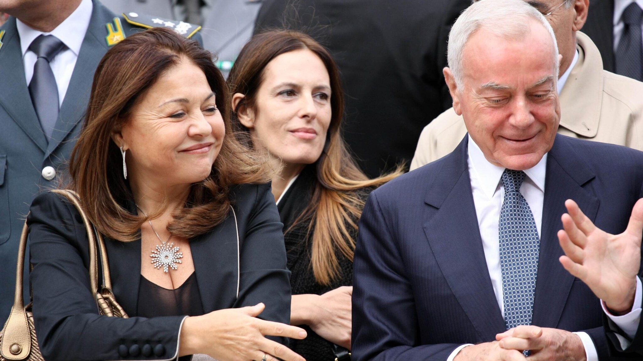 Da un’intercettazione emerge che, poco dopo il suo insediamento nella carica di Prefetto dell’Aquila, Giovanna Iurato ammetteva ridendo di essersi falsamente commossa davanti alle macerie del terremoto. Lo sdegno dei parenti delle vittime.