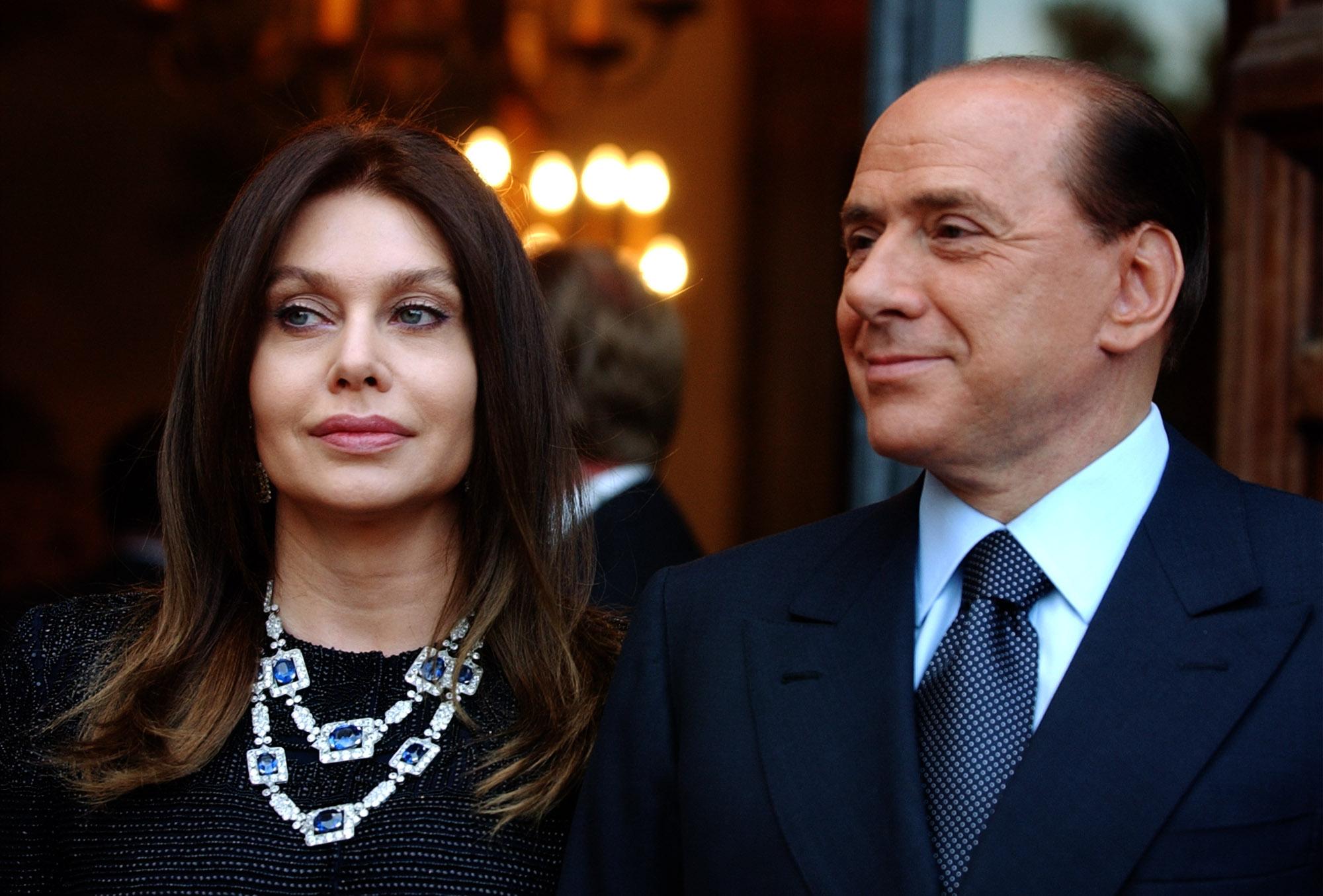 La sentenza di separazione da Veronica Lario non è andata giù a Silvio Berlusconi il quale, a quanto pare, è intenzionato a mettere fine a questa vicenda evitando di rivolgersi ai magistrati. Sul piatto della trattativa ci sarebbe la villa in Brianza, proprietà che vale 78 milioni di euro.