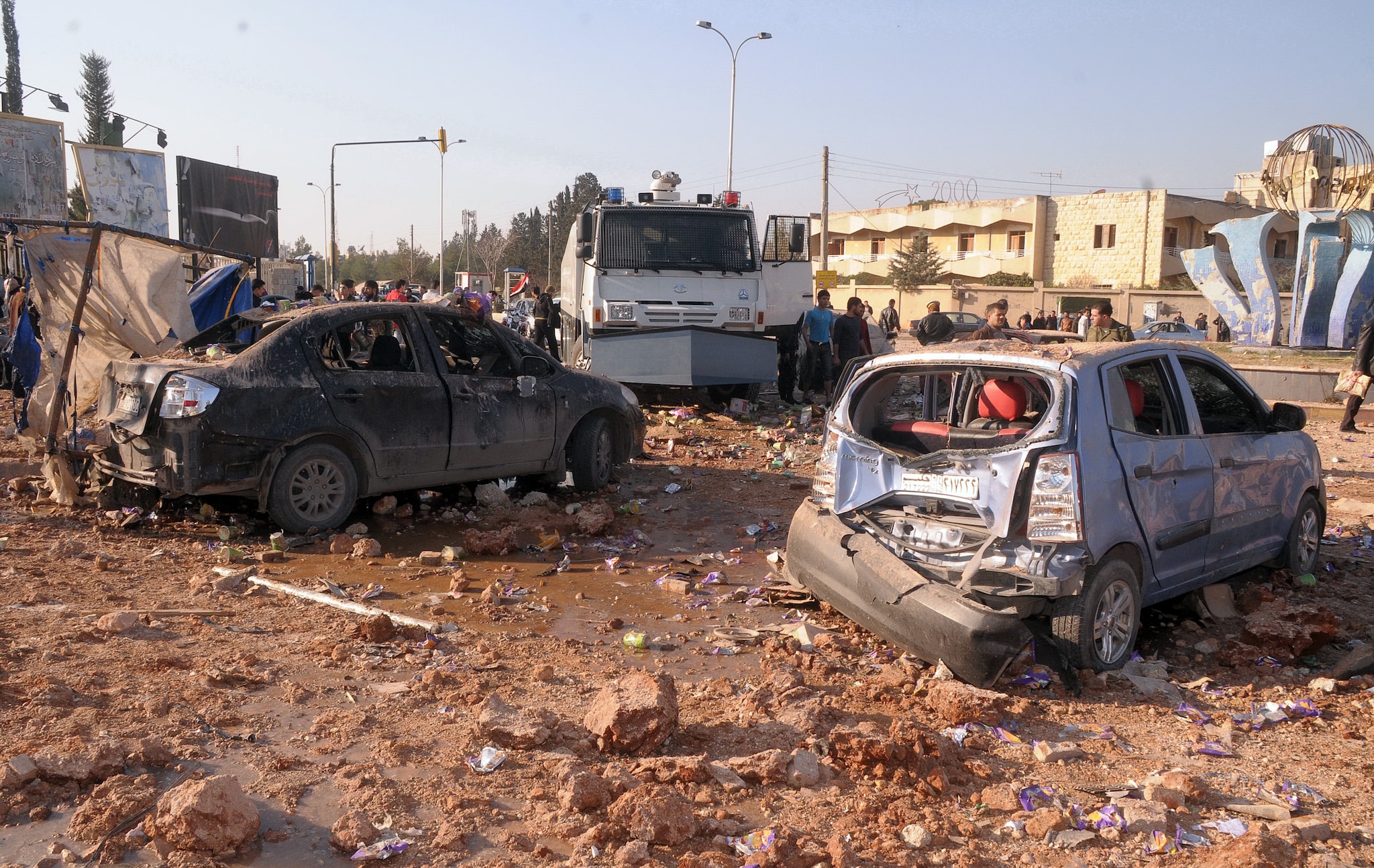Diverse bombe a Idlib, nel nord del Paese, hanno provocato oggi oltre 20 vittime e decine di feriti. Intanto continua a salire il tragico bilancio all’università di Aleppo, colpita quando era piena di studenti. Il regime di Assad e i ribelli si addossano la responsabilità a vicenda.