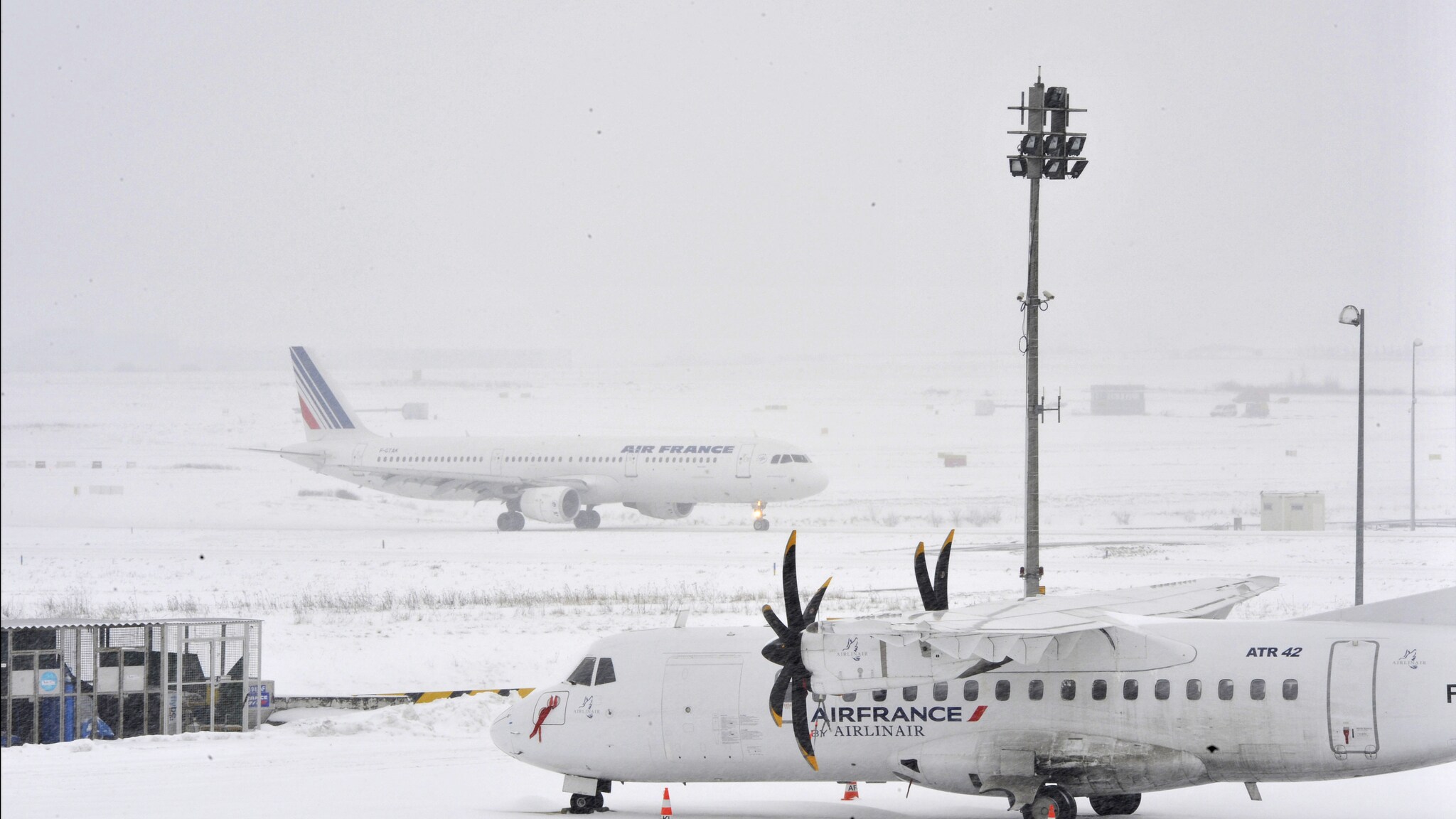 L’ondata di maltempo che ha investito con abbondanti nevicati l’Europa sta mettendo in ginocchio il trasporto aereo nei maggiori scali: anche oggi centinaia i voli cancellati a Parigi, Monaco e Francoforte.