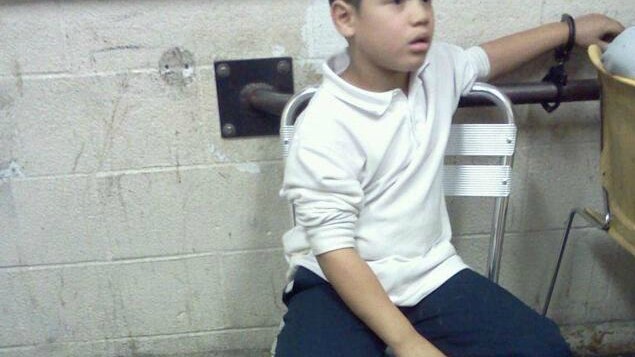 Trattato come un criminale anche se lui ha solo 7 anni: succede a New York, nel quartiere del Bronx, dove il piccolo Wilson Reyes sarebbe stato vittima solo di un equivoco. La madre ora ha chiesto alla polizia un risarcimento per lo choc subito a causa dei maltrattamenti.