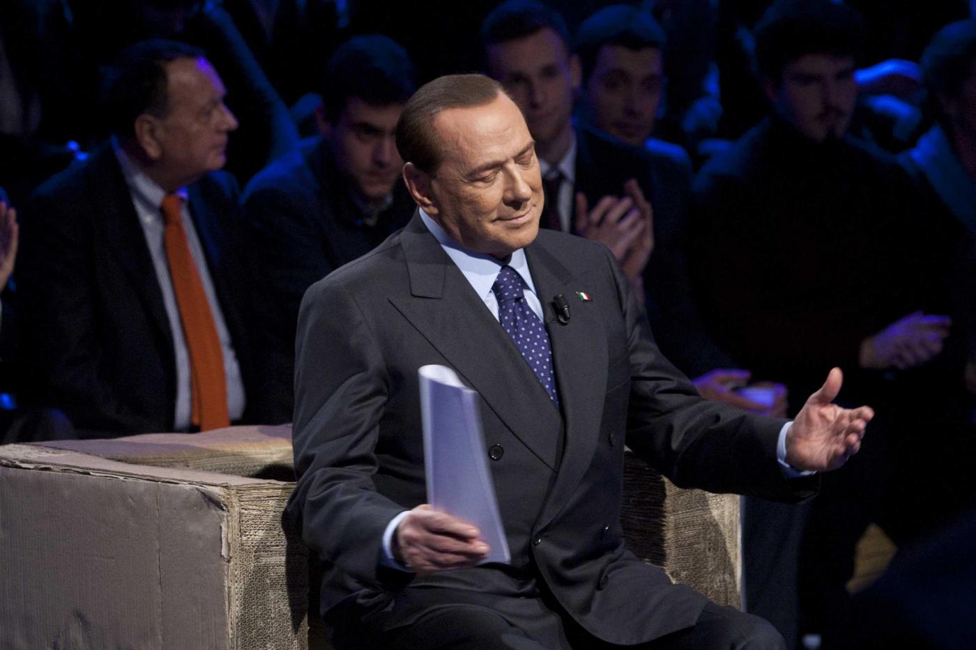 Berlusconi: "Cancellerò le multe e le penalità di Equitalia"