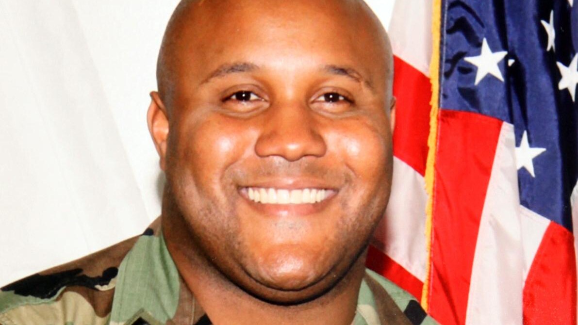 L’ex agente della polizia di Los Angeles Christopher Dorner era ricercato da giorni dopo aver commesso tre delitti: individuato dalle forze dell’ordine è riuscito a fuggire ma poi potrebbe essere morto all’interno dello chalet nel quale si nascondeva.