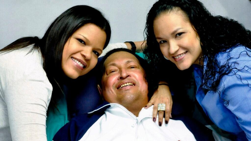 Il presidente venezuelano Hugo Chavez, ricoverato a Cuba da dicembre per un tumore, respira grazie a un tubo inserito nella trachea. Il governo ha diffuso oggi delle foto che lo ritraggono, disteso sul letto, in compagnia delle due figlie.