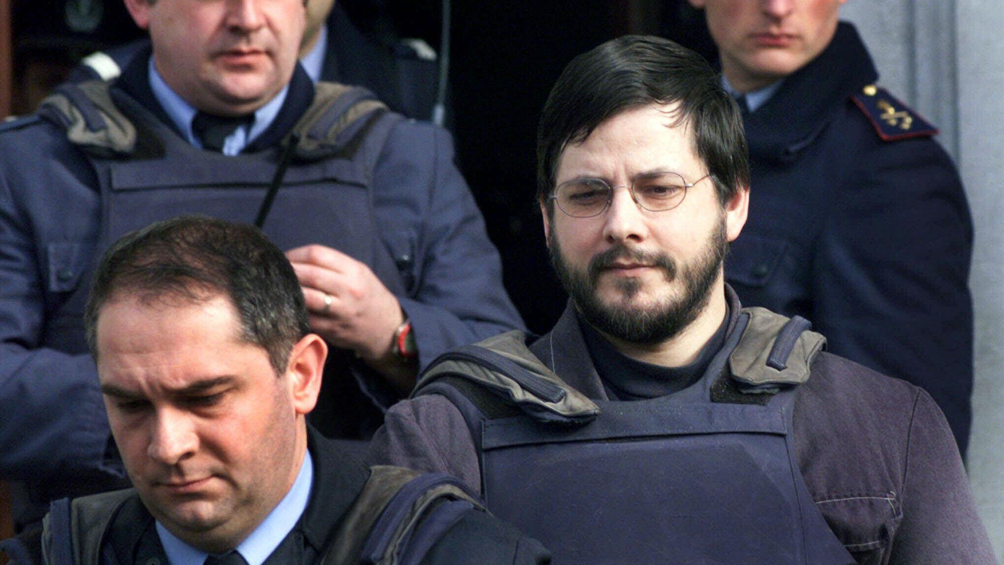 “Se venisse rilasciato ricomincerebbe a uccidere”, così si era espressa la madre di Marc Dutroux poche ore prima che il Tribunale di Bruxelles decidesse di negare gli arresti domiciliari al pedofilo. Secondo lei suo figlio non è pronto al rilascio: “Dà ancora la colpa ad altri per quello che ha fatto”.