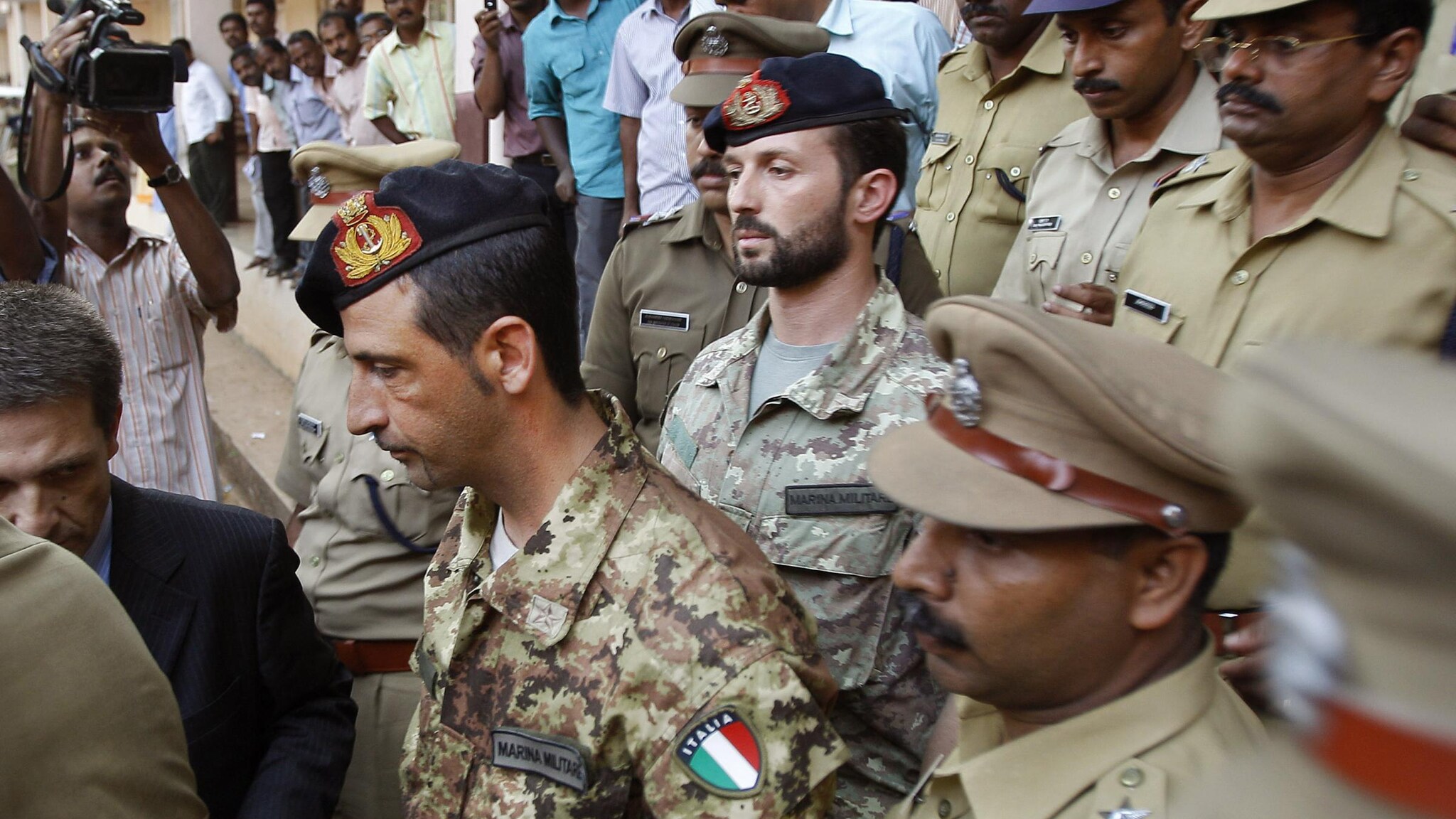 Massimiliano Latorre e Salvatore Girone chiedono alla Corte Suprema di New Delhi di poter tornare in Italia per esercitare il proprio diritto di voto alle prossime elezioni. Domani sarà esaminata la loro richiesta.
