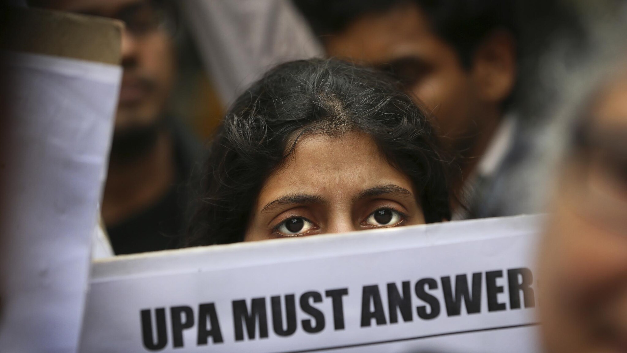 In questi mesi, a seguito di terribili stupri che hanno talvolta portato al decesso della vittima, spesso in India è stata invocata la pena capitale. Ora il presidente Pranab Mukherjee ha approvato il decreto che prevede anche la pena di morte in caso di decesso della vittima.