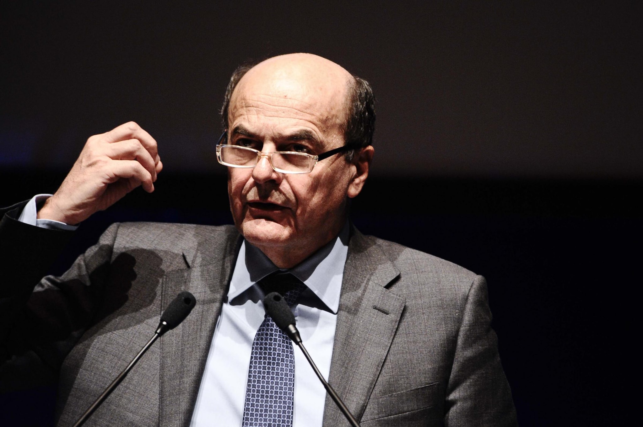 Il leader del Pd prende impegni precisi sull’omofobia in occasione della convention a Roma di Arcigay. Il candidato premier del centrosinistra promette una legge sulle unioni civili entro un anno e in sei mesi l’introduzione del reato di omofobia.