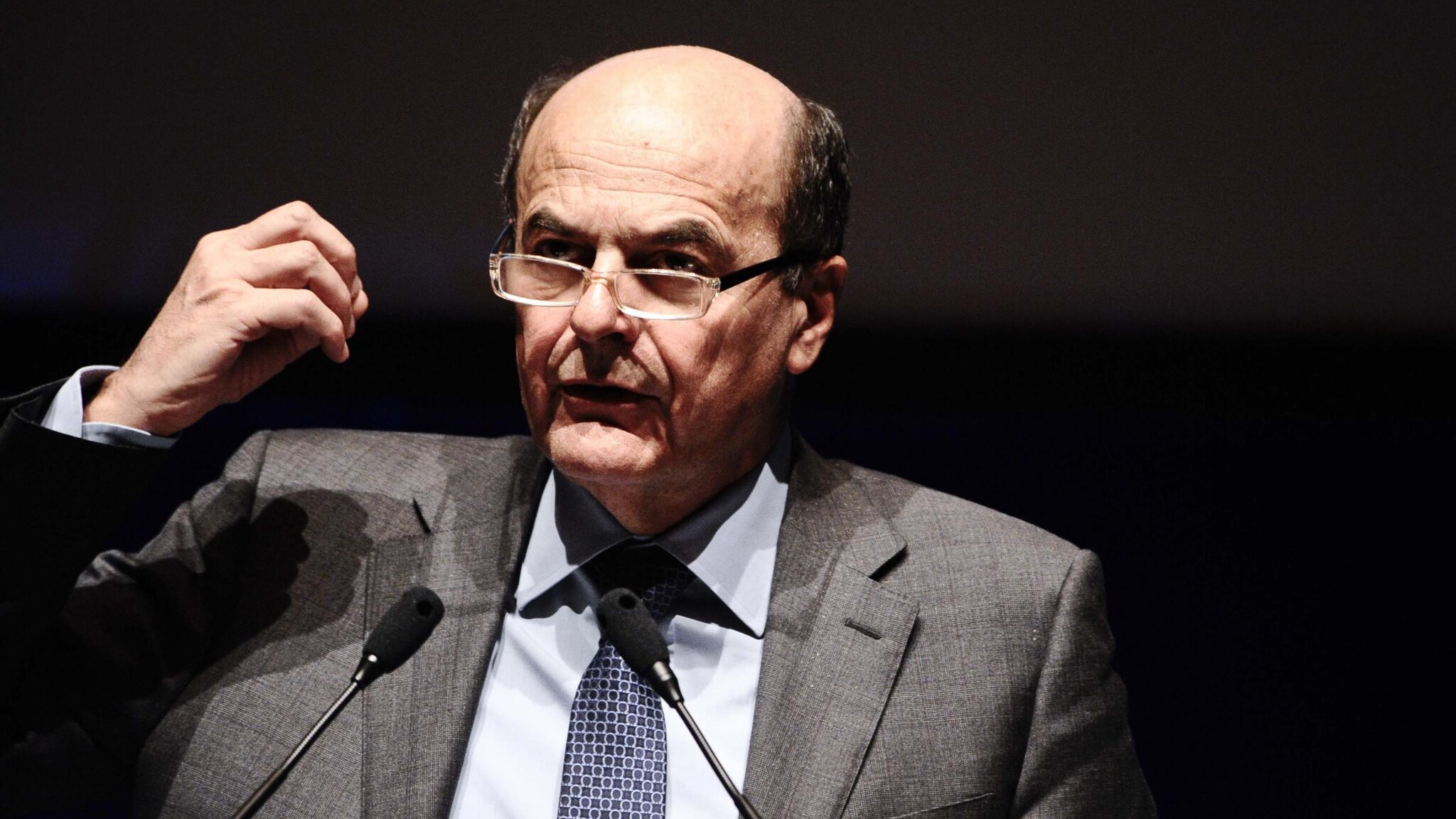 Il leader del Pd prende impegni precisi sull’omofobia in occasione della convention a Roma di Arcigay. Il candidato premier del centrosinistra promette una legge sulle unioni civili entro un anno e in sei mesi l’introduzione del reato di omofobia.