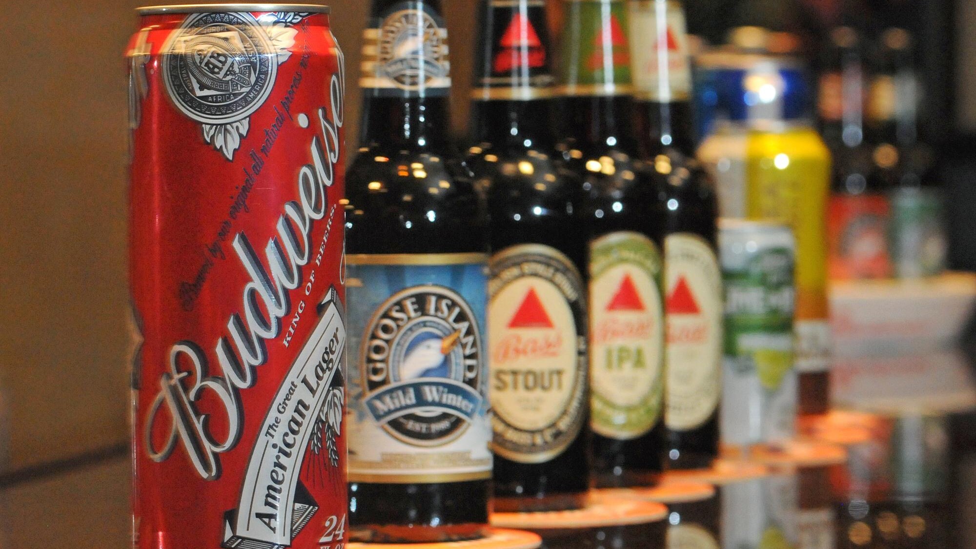 L’azienda che produce la birra Budweiser è accusata di aver annacquato la bevanda americana per incrementare i profitti. Lo si legge nella class action depositata a San Francisco: la società (che nega) avrebbe violato le leggi a tutela del consumatore.
