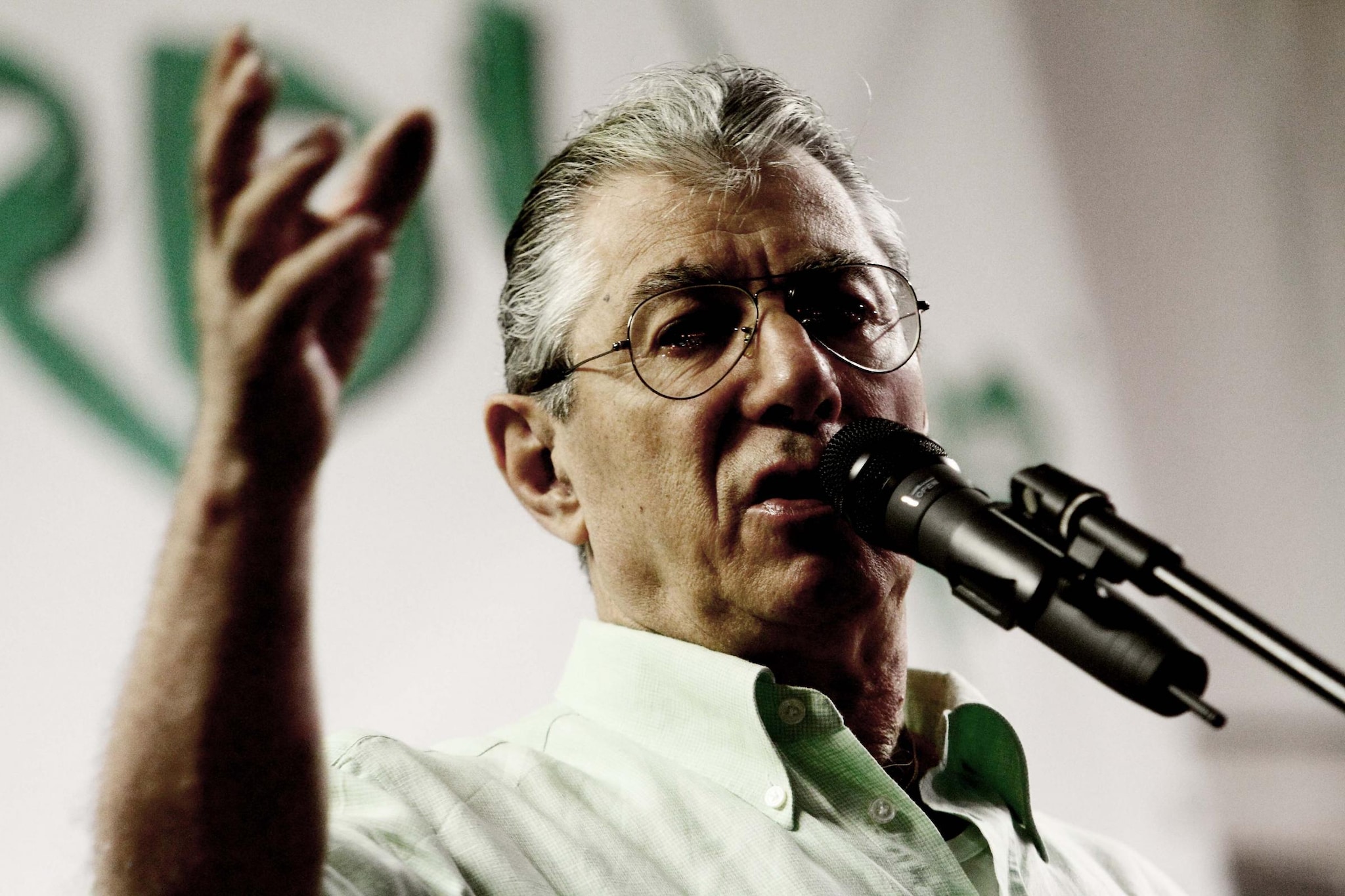 Bossi: "Se Maroni vince il Nord si stacca, altrimenti cambiamo segretario"