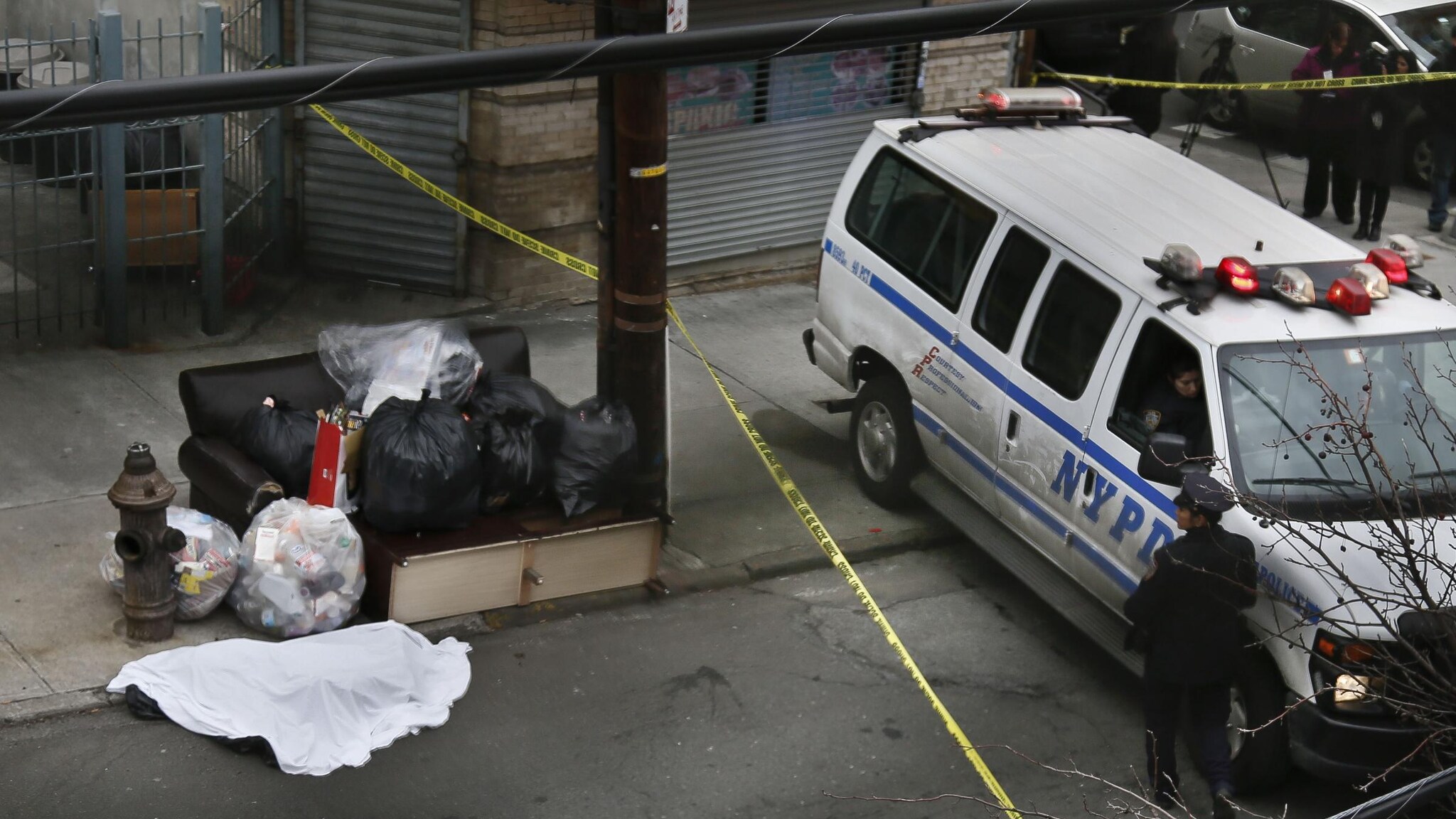 Un delitto orribile scoperto per caso da un dog-sitter a New York, nel Bronx. La vittima è una donna di 45 anni con tre figli, secondo quanto riferito dai media la polizia sta indagando su un uomo.