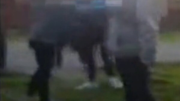 Aggressioni, urla e anche insulti razzisti tra adolescenti: è quanto si vede in alcuni video finiti su internet e poi rimossi. Tutti contro una ragazza di colore, tra le voci che si sentono c’è chi la descrive come “la negra”. La polizia ha aperto un’indagine.