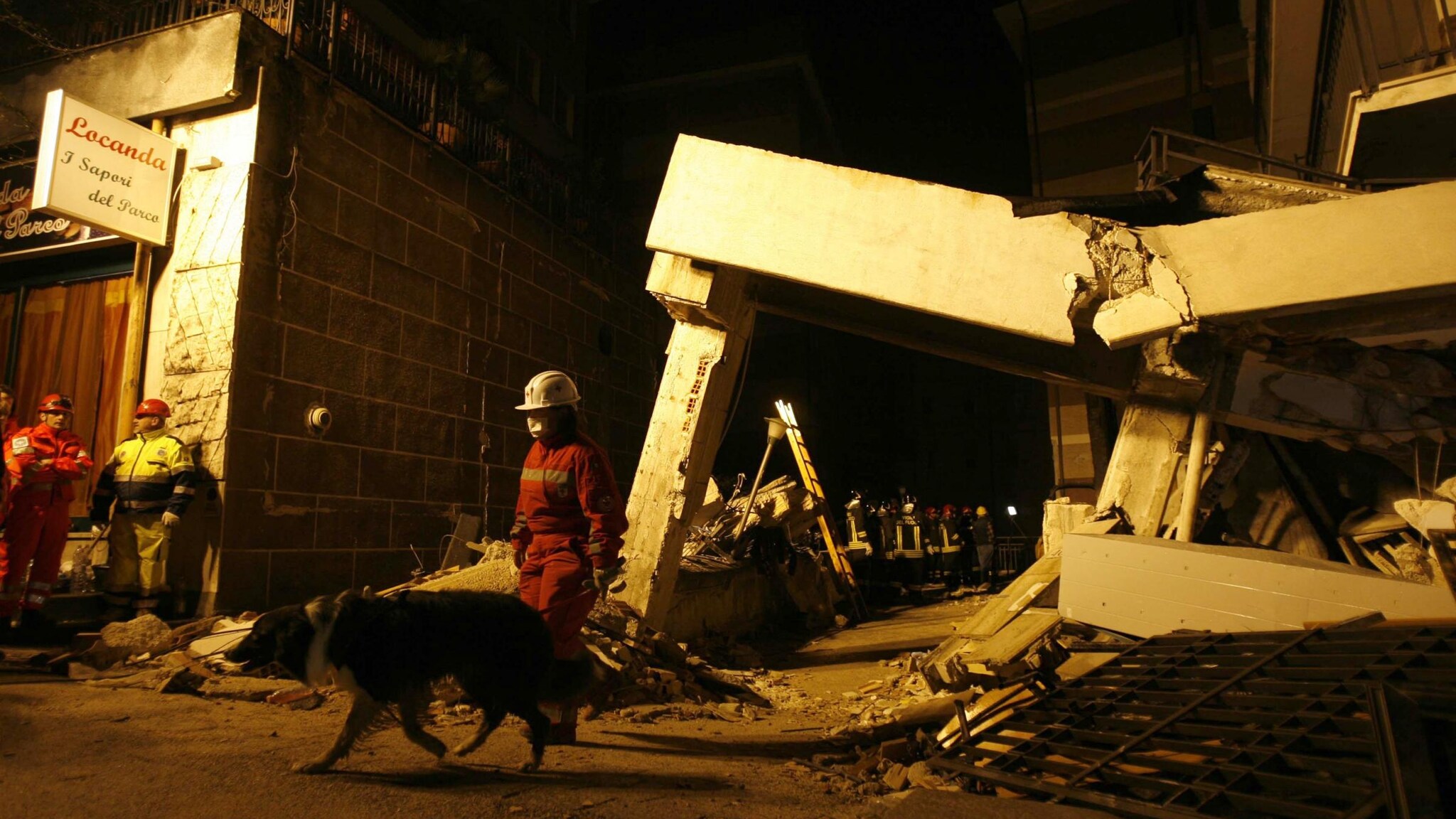 Tre condanne a quattro anni e una a due anni e sei mesi: è il verdetto della sentenza di primo grado per il crollo della Casa dello studente dell’Aquila. Quattro persone sono state, invece, assolte. Nel crollo dello studentato morirono 8 giovani.