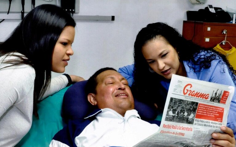 Il presidente venezuelano Hugo Chavez, ricoverato a Cuba da dicembre per un tumore, respira grazie a un tubo inserito nella trachea. Il governo ha diffuso oggi delle foto che lo ritraggono, disteso sul letto, in compagnia delle due figlie.