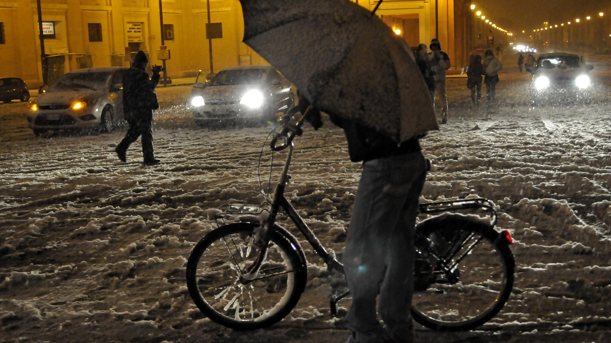 È allerta neve, oggi, in quasi tutta la penisola. Nevica già su Milano e in parte della Lombardia. Il Viminale ha invitato le Prefetture di 11 regioni a vietare la circolazione ai tir. A Genova, Savona e in altri comuni le scuole restano chiuse.
