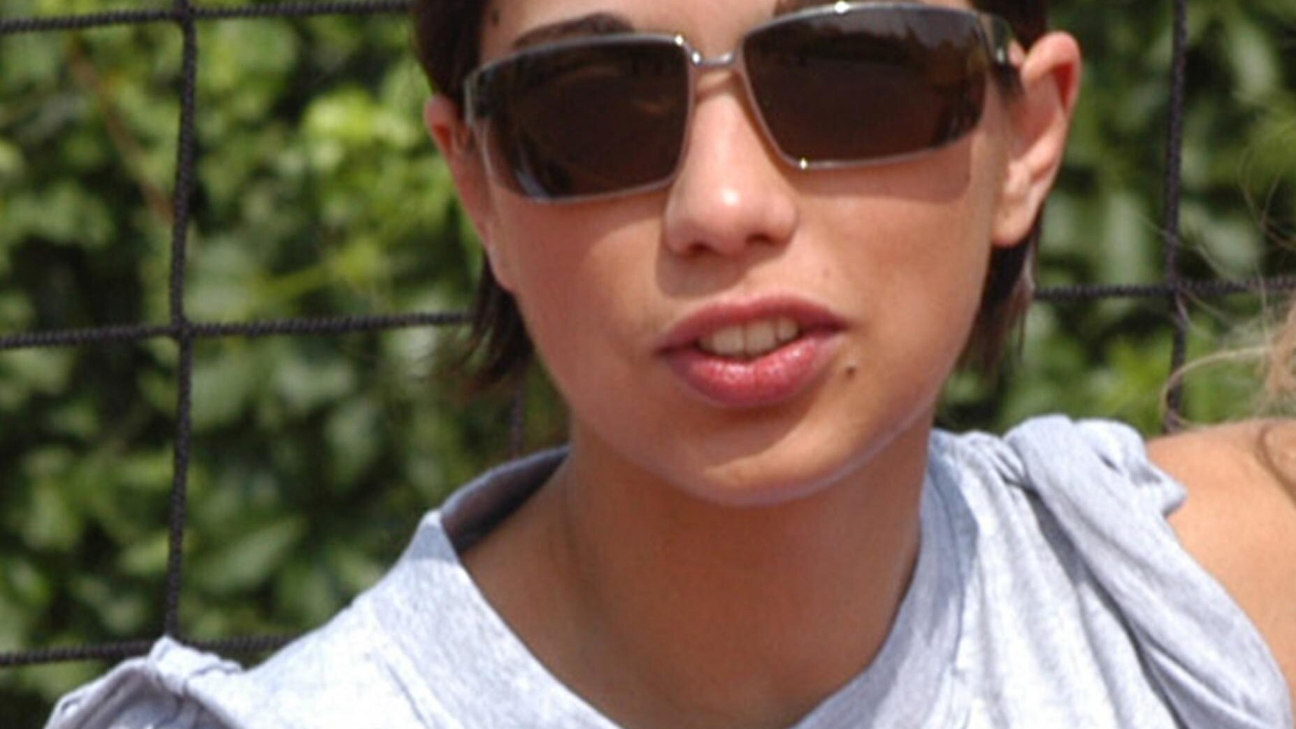 Il settimanale “Oggi” pubblica delle foto che ritraggono la ragazza che 12 anni fa uccise la madre e il fratello alla guida di un’auto che, spiegano, le è stata regalata dal padre e un tempo apparteneva proprio a Susy Cassini.