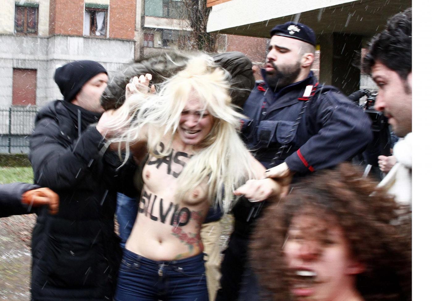 Berlusconi al seggio, contestato da attiviste Femen