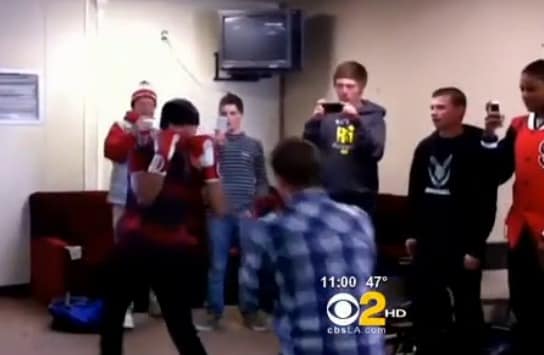 Nel video, trasmesso dal canale televisivo CBS2, si vedono dei ragazzi di Victorville che a scuola si prendono a pugni, mentre i compagni intorno assistono allo “spettacolo”. Il video scoperto dai genitori di un ragazzo che hanno denunciato i fatti.