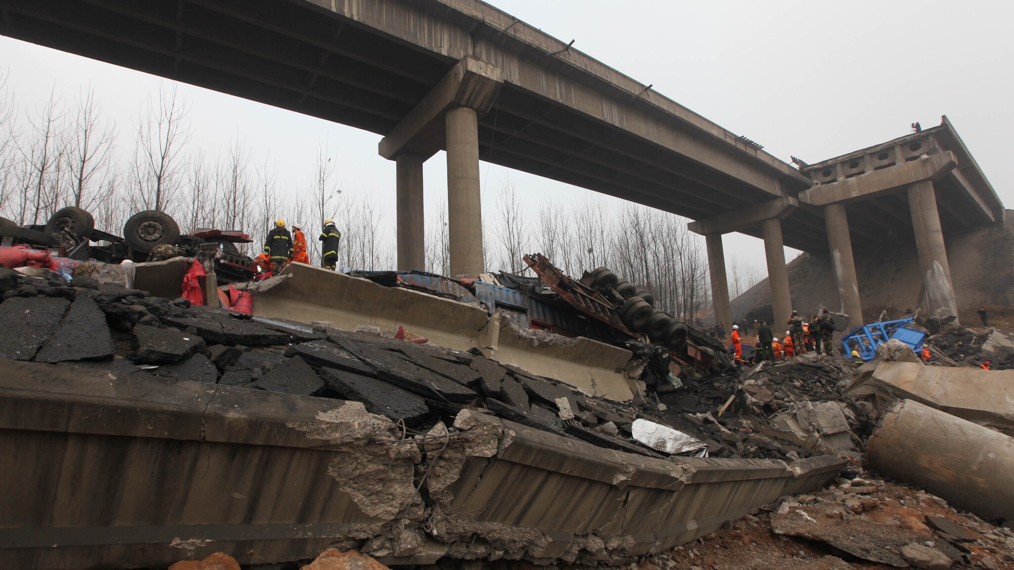 L’incidente è avvenuto su un’autostrada nella regione centrale della Cina quando un ponte non ha retto all’esplosione di un camion che trasportava petardi destinati ai festeggiamenti per il Capodanno cinese.