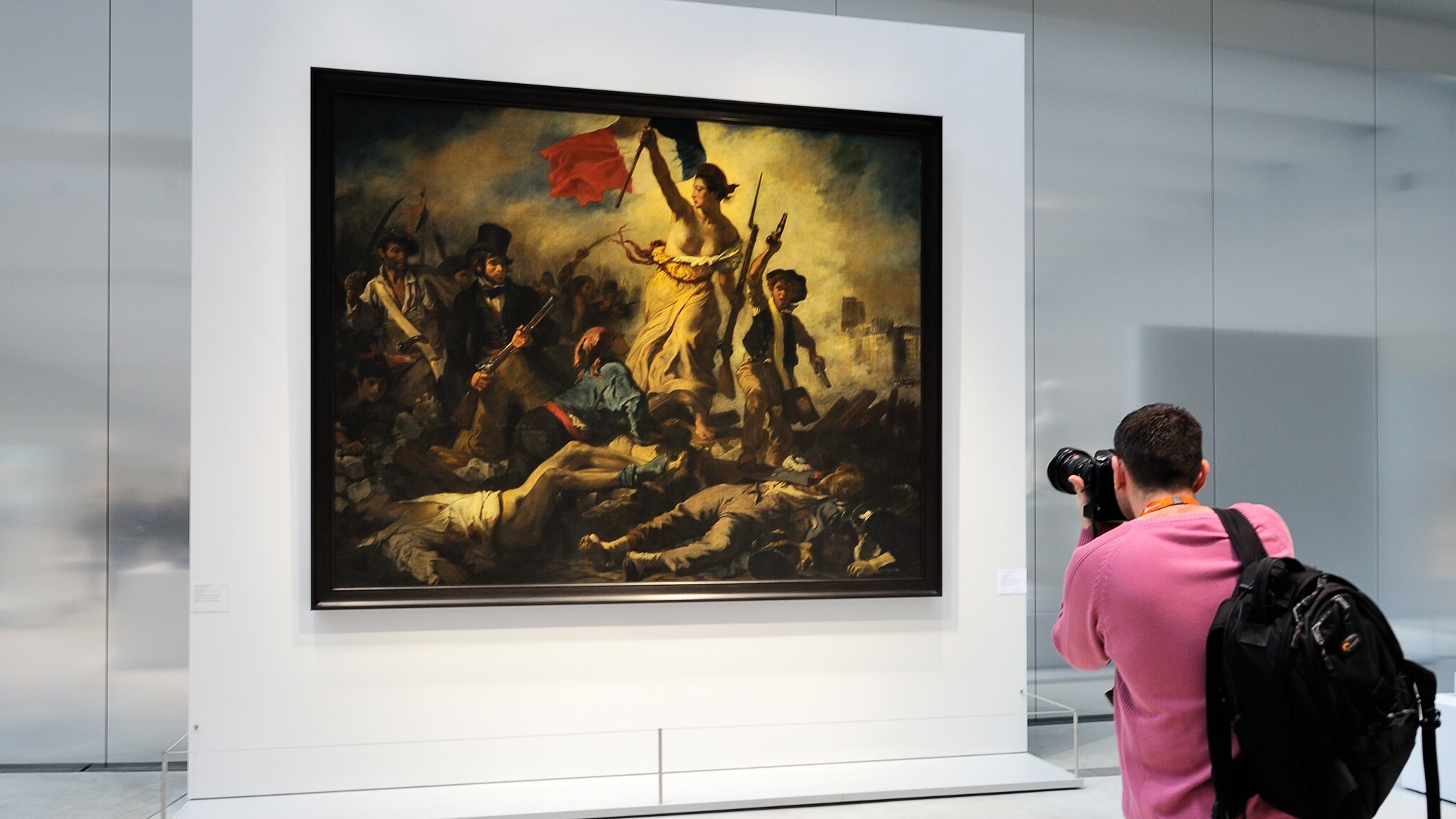 Una giovane donna ha tracciato una scritta con l’evidenziatore sulla parte inferiore del quadro prima di essere fermata da un altro visitatore del museo francese e da un agente. Dal Louvre dicono che i segni dovrebbero essere puliti facilmente.