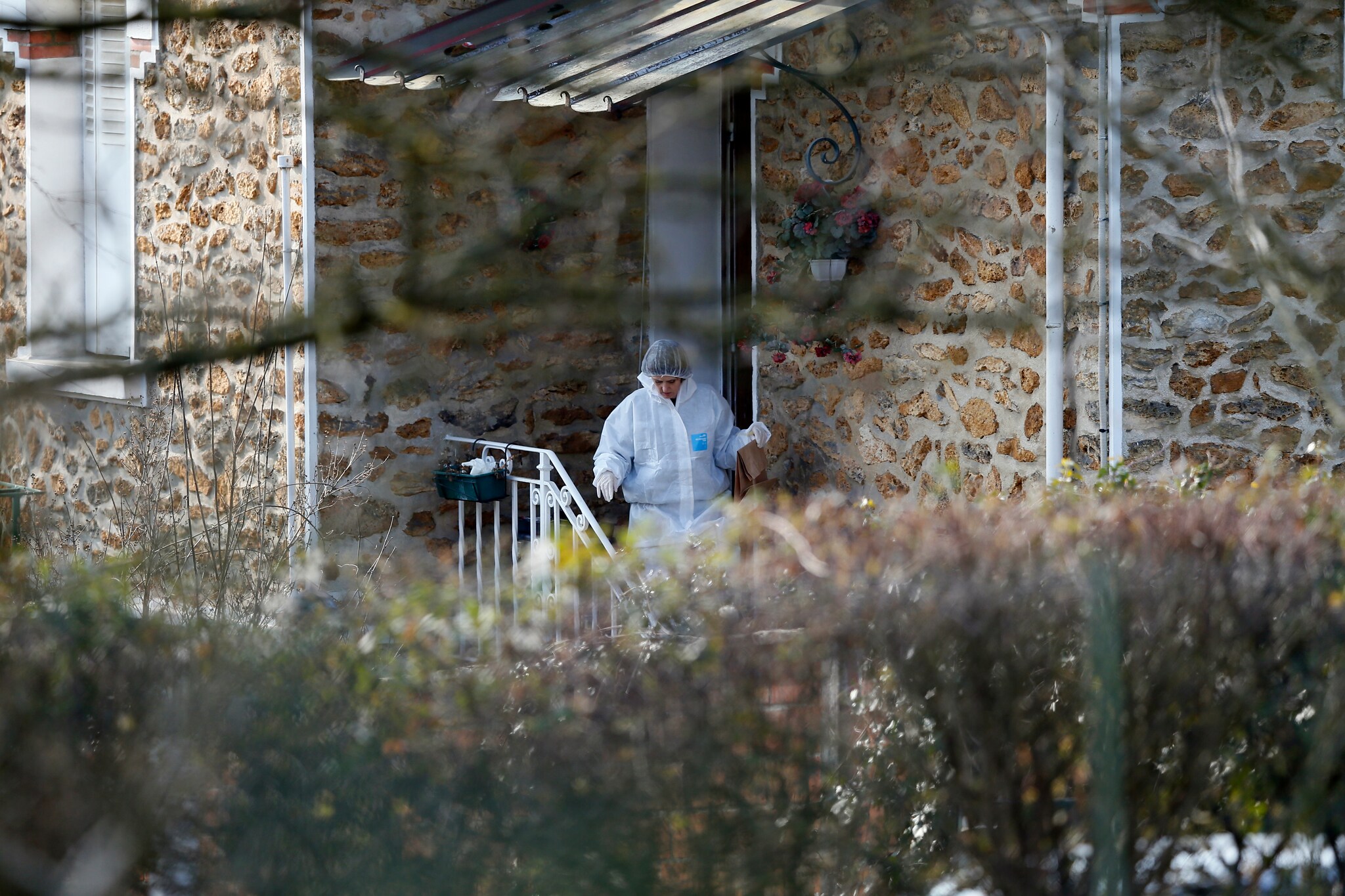 Choc in una città a una trentina di chilometri da Parigi: un uomo ha scoperto questa mattina i suoi tre figli di 10, 11 e 17 anni sgozzati. La madre risulta introvabile.