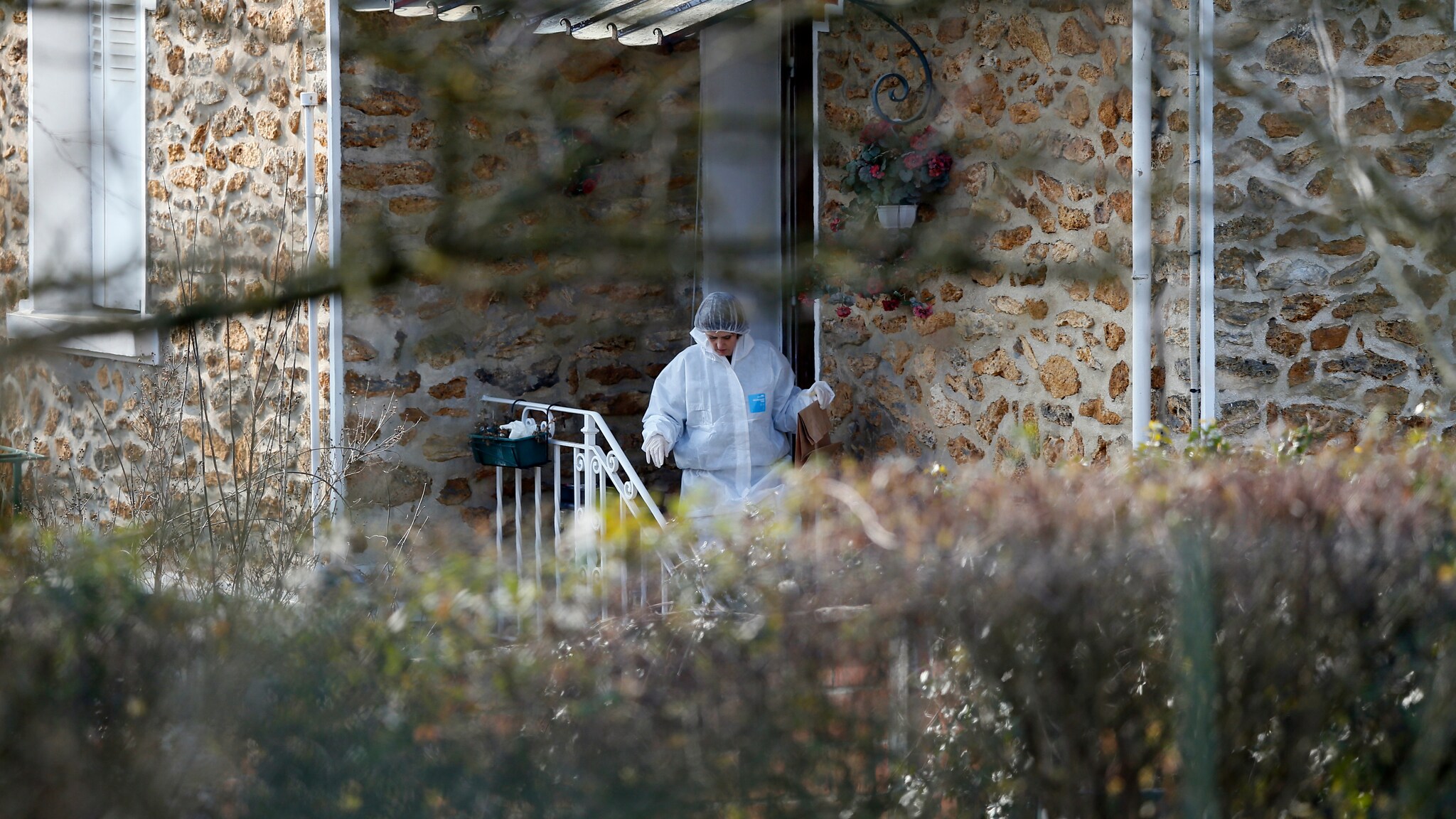 Choc in una città a una trentina di chilometri da Parigi: un uomo ha scoperto questa mattina i suoi tre figli di 10, 11 e 17 anni sgozzati. La madre risulta introvabile.