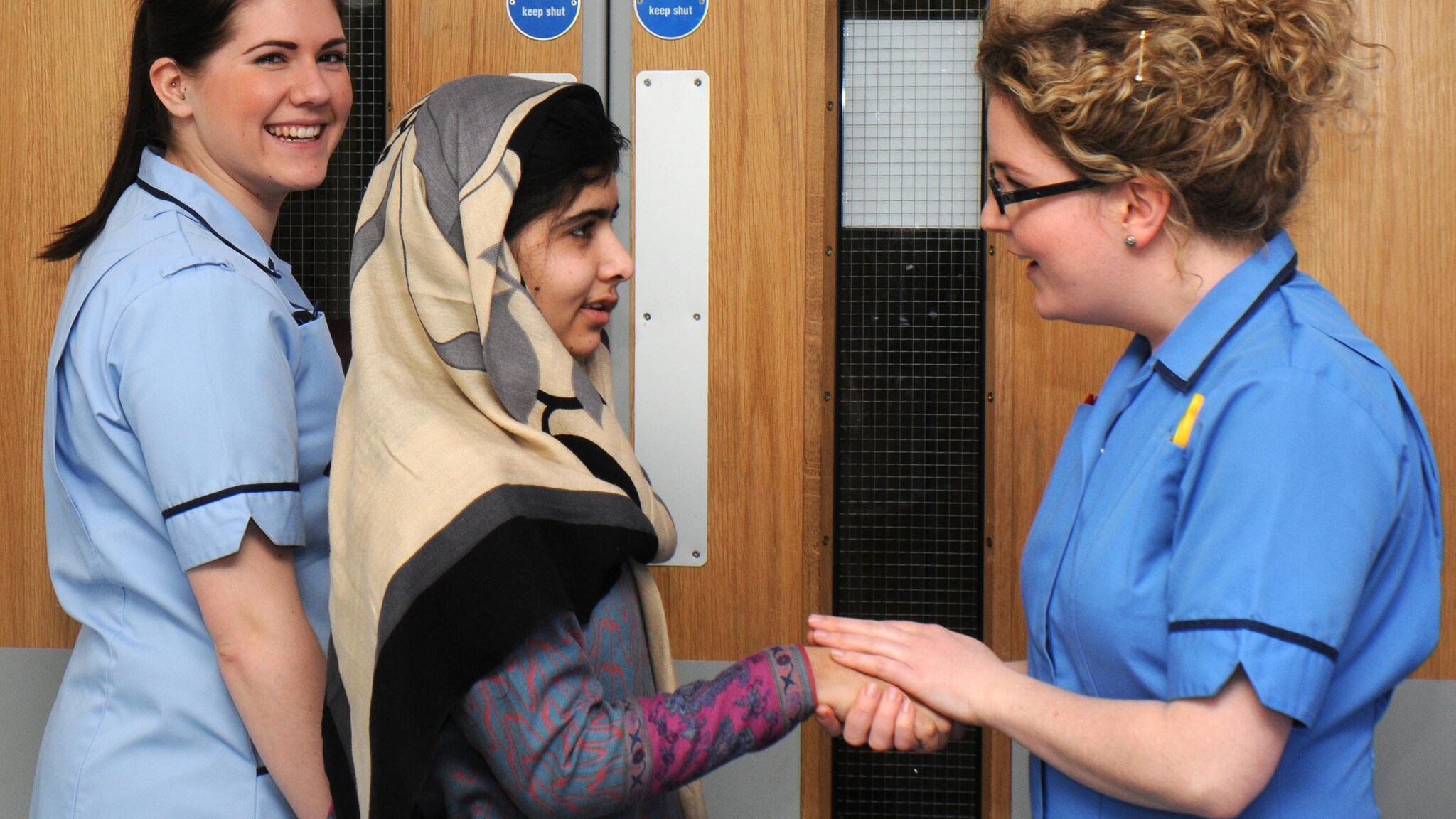 La giovane attivista pakistana Malala Yousufzai è stata dimessa dall’ospedale di Birmigham dopo aver subito un ultimo intervento di ricostruzione del cranio. I medici dell’ospedale inglese hanno annunciato che la ragazza colpita dai talebani ha avuto “una buona ripresa”.