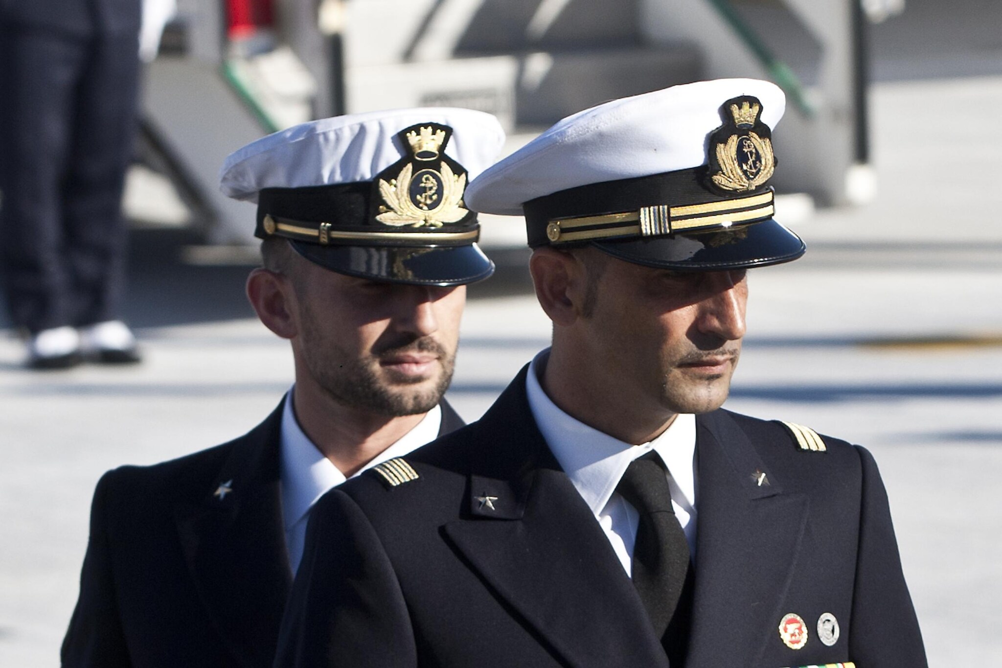 È atterrato all’aeroporto romano di Fiumicino l’aereo che ha che riportato in Italia Latorre e Girone, i due militari che hanno ottenuto ieri dall’India un secondo permesso per venire a votare. Resteranno in Italia per un mese.