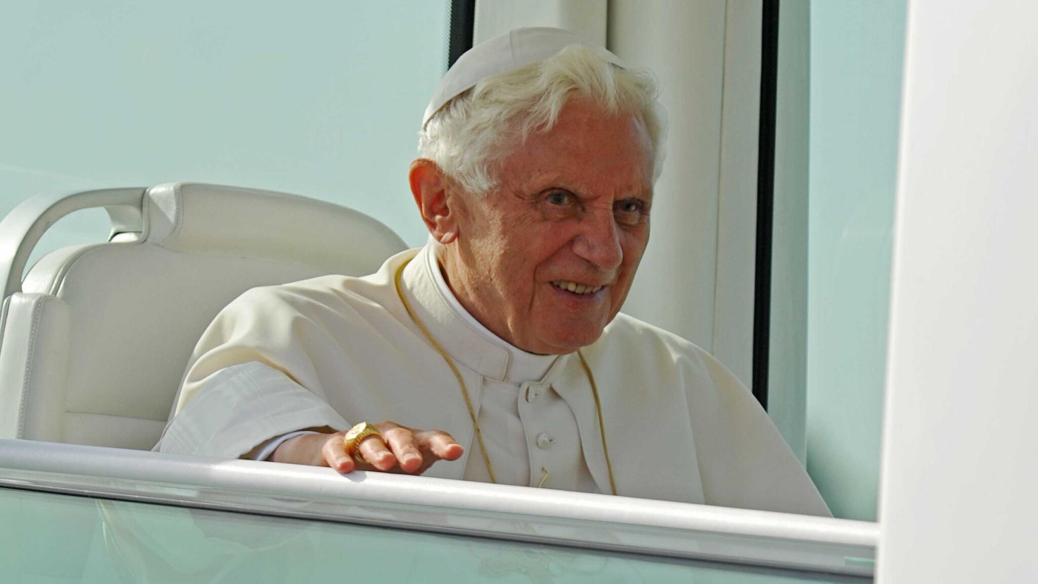 All’indomani della storica decisione di lasciare il pontificato dal prossimo 28 febbraio, il Sole 24 Ore scrive che l’anziano padre ha dovuto subire, poco meno di tre mesi fa, un intervento al cuore nella clinica Pio XI a Roma. Nel riserbo più assoluto gli è stato sostituito il pacemaker.