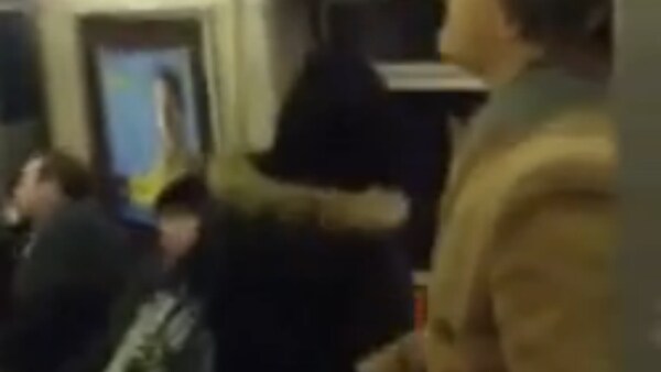 Un predicatore urla “Omesessuali contro Dio”, circondato dai passeggeri di una metro di New York, ma a un certo punto qualcuno si dichiara gay e si ribella: “Gesù mi ama, come tutte le creature”. Gli applausi degli americani sono tutti per il secondo.