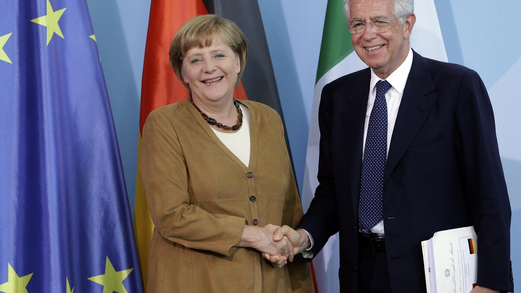 Il portavoce della cancelliera tedesca risponde su Twitter a una domanda di @nomfup che aveva chiesto se fosse vero che la Merkel “non vuole il Partito democratico al governo”, come sostenuto in giornata dal professore.