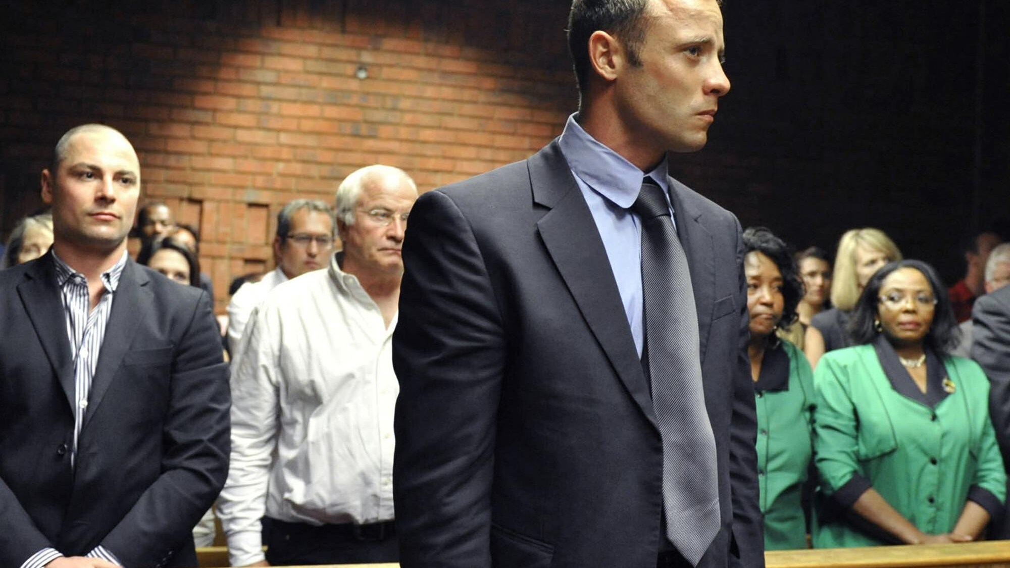 L’atleta sudafricano è accusato di omicidio premeditato, di aver ucciso Reeva Steenkamp con quattro colpi d’arma da fuoco. Lui in tribunale piange e il suo avvocato ha letto una sua dichiarazione: “Eravamo innamorati, non potevamo essere più felici”.