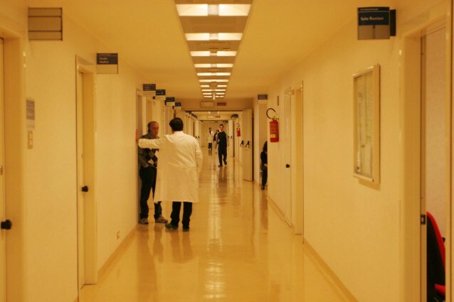 Ha respinto ogni accusa mossa nei suoi confronti il medico finito ai domiciliari il 5 febbraio perché sospettato di violenza sessuale su una paziente di 16 anni. Il primario ha risposto per circa 3 ore alle domande del giudice e del pubblico ministero.