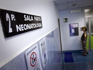 Al piccolo Marcus Joannes De Vega lo scorso giugno fu somministrata per errore una flebo di latte. Per quella tragica morte ora in otto rischiano il processo: l’infermiera che l’aveva in cura risulta indagata per omicidio colposo.