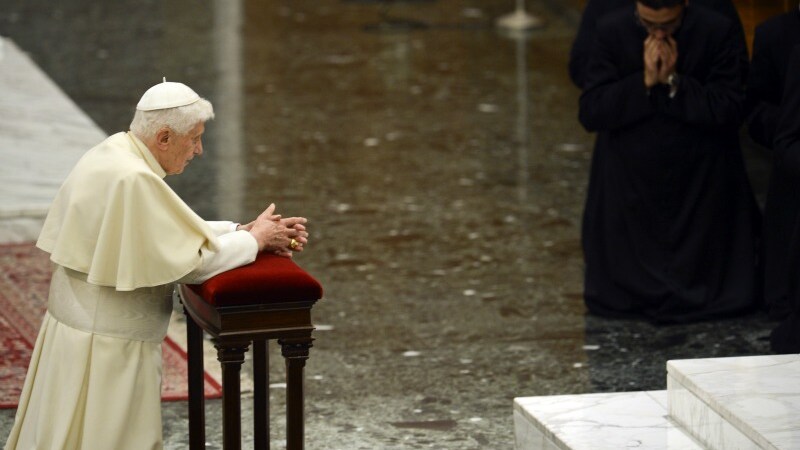 A sostenerlo, nonostante le parole di Padre Lombardi, è il quotidiano arabo “al Masry al Youm” che, nella sua edizione web, cita fonti del Vaticano. Benedetto XVI, scrivono, sarebbe affetto anche da Alzheimer.