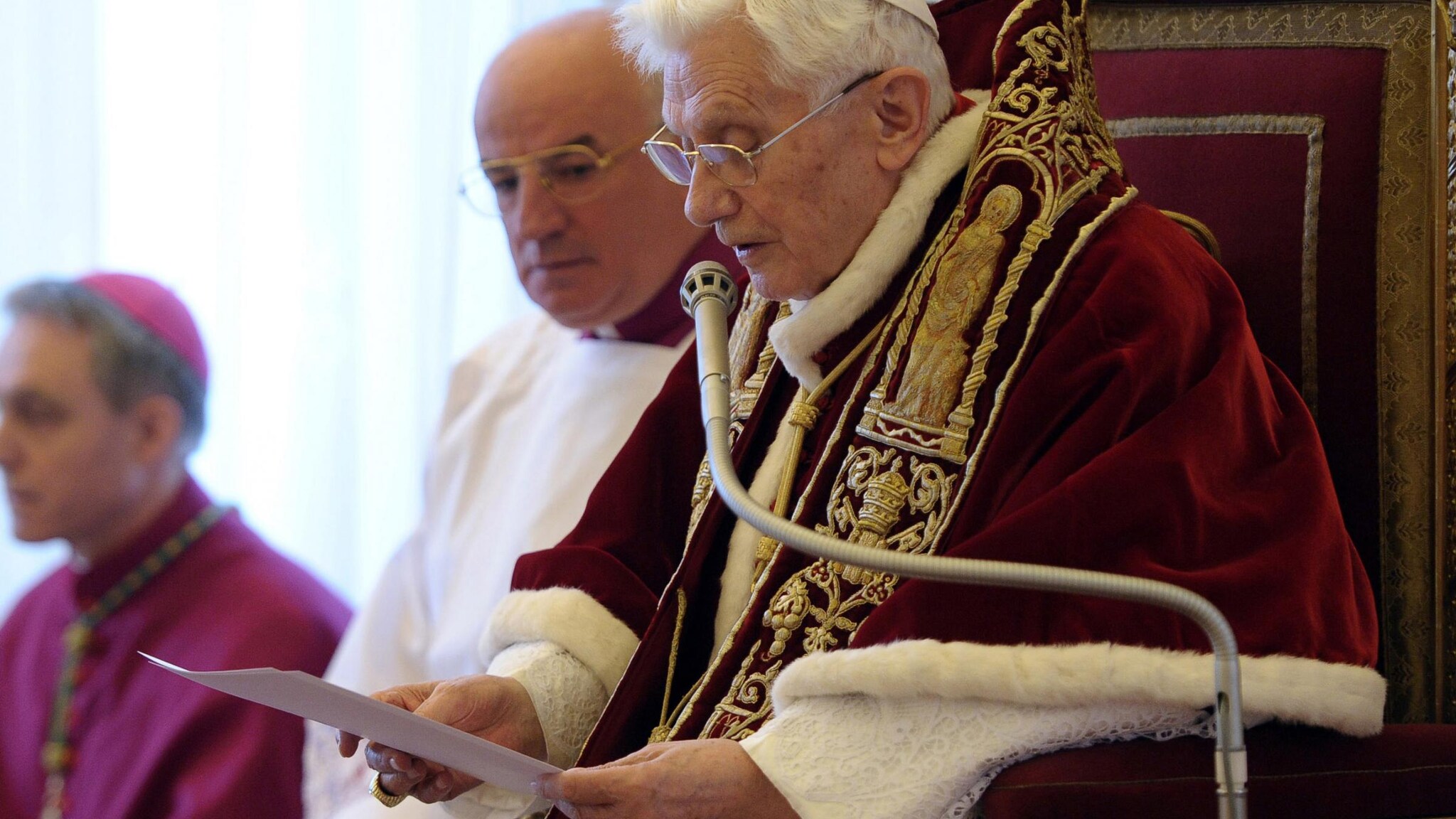 Il 13 febbraio del 2012, praticamente un anno prima della decisione annunciata di Papa Benedetto XVI di lasciare il suo incarico, era stato Monsignor Luigi Bettazzi, Vescovo emerito di Ivrea, a parlarne pubblicamente in radio.