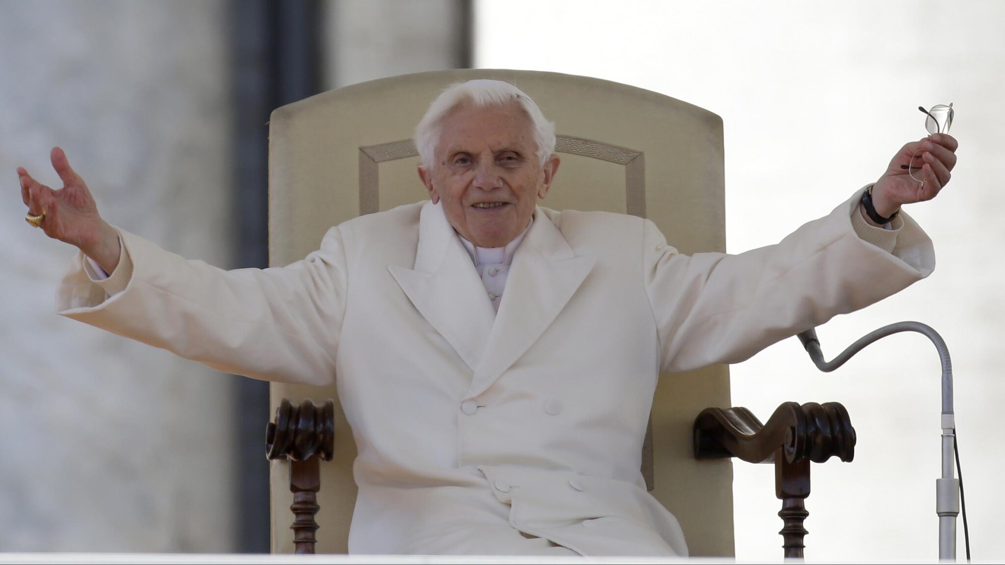 Grande folla e commozione in piazza San Pietro per l'ultima udienza di Papa Benedetto XVI. Oltre 150mila persone sono giunte in Vaticano per salutare il pontefice che domani lascerà il Pontificato. Ratzinger: “Vedo la Chiesa viva”.