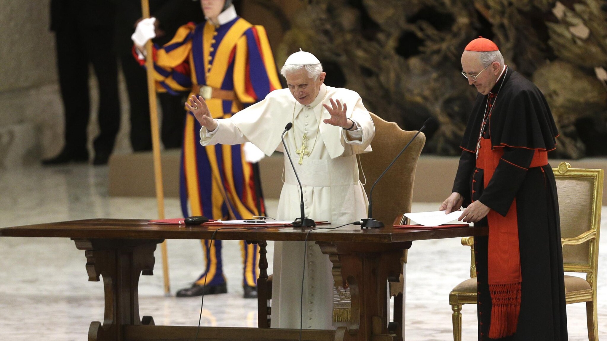 Benedetto XVI continua a onorare i suoi ultimi impegni prima che il 28 febbraio lascerà il pontificato: oggi, in un clima di profonda commozione, il Papa ha incontrato i sacerdoti della diocesi di Roma. Ratizinger li ha ringraziati per l’affetto.