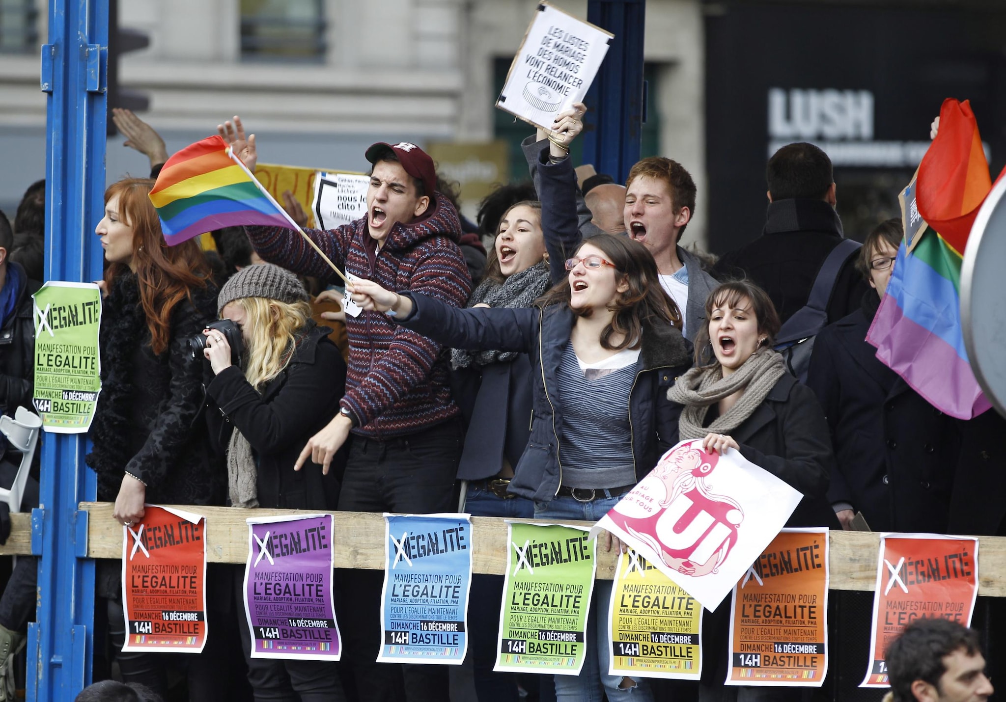 L'Assemblea nazionale francese, cioè la Camera bassa del Parlamento, ha approvato la legge che legalizza i matrimoni gay e le adozioni da parte di coppie di persone dello stesso sesso. Il testo è stato approvato con 329 voti a favore e 229 contrari.