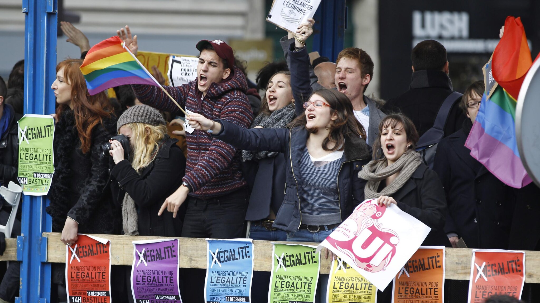 L'Assemblea nazionale francese, cioè la Camera bassa del Parlamento, ha approvato la legge che legalizza i matrimoni gay e le adozioni da parte di coppie di persone dello stesso sesso. Il testo è stato approvato con 329 voti a favore e 229 contrari.