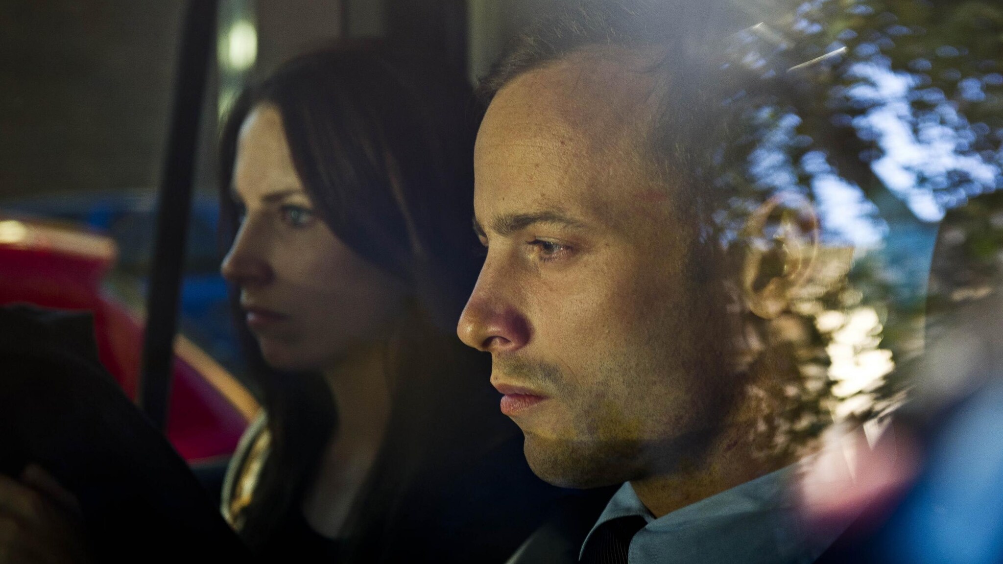 Resta l’accusa di omicidio premeditato per Oscar Pistorius al quale però ieri è stata concessa la libertà su cauzione. Il processo inizierà il 4 giugno, intanto l’atleta è libero di ritornare alla “normalità”. Ed è lo zio che parla: “Eviteremo i media”.