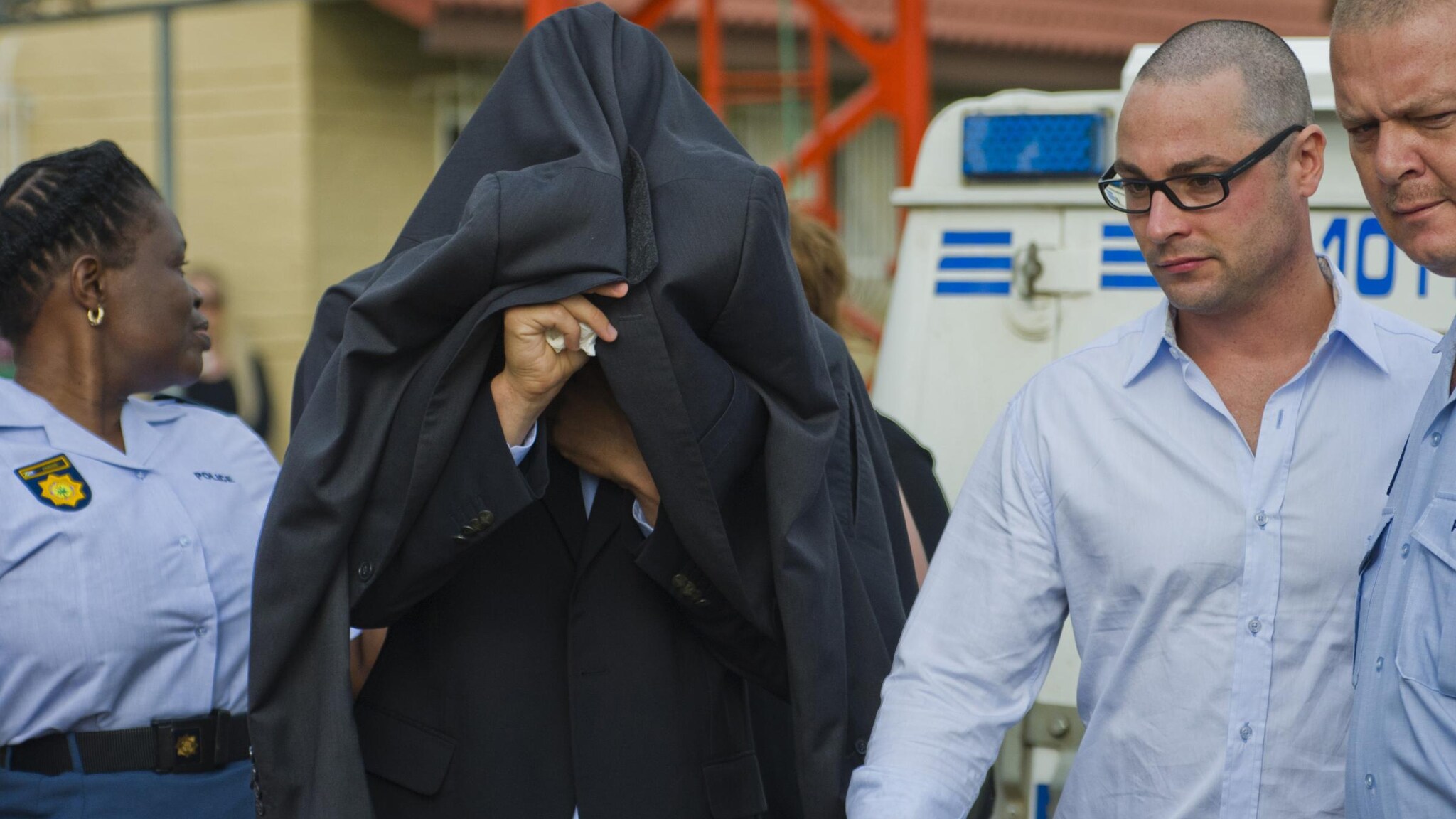 Oscar Pistorius compare oggi davanti al giudice per dare la sua versione della morte della fidanzata Reeva Steenkamp, i cui funerali saranno celebrati in forma privata a Port Elizabeth. Nell’intricata vicenda spunta anche un sms.