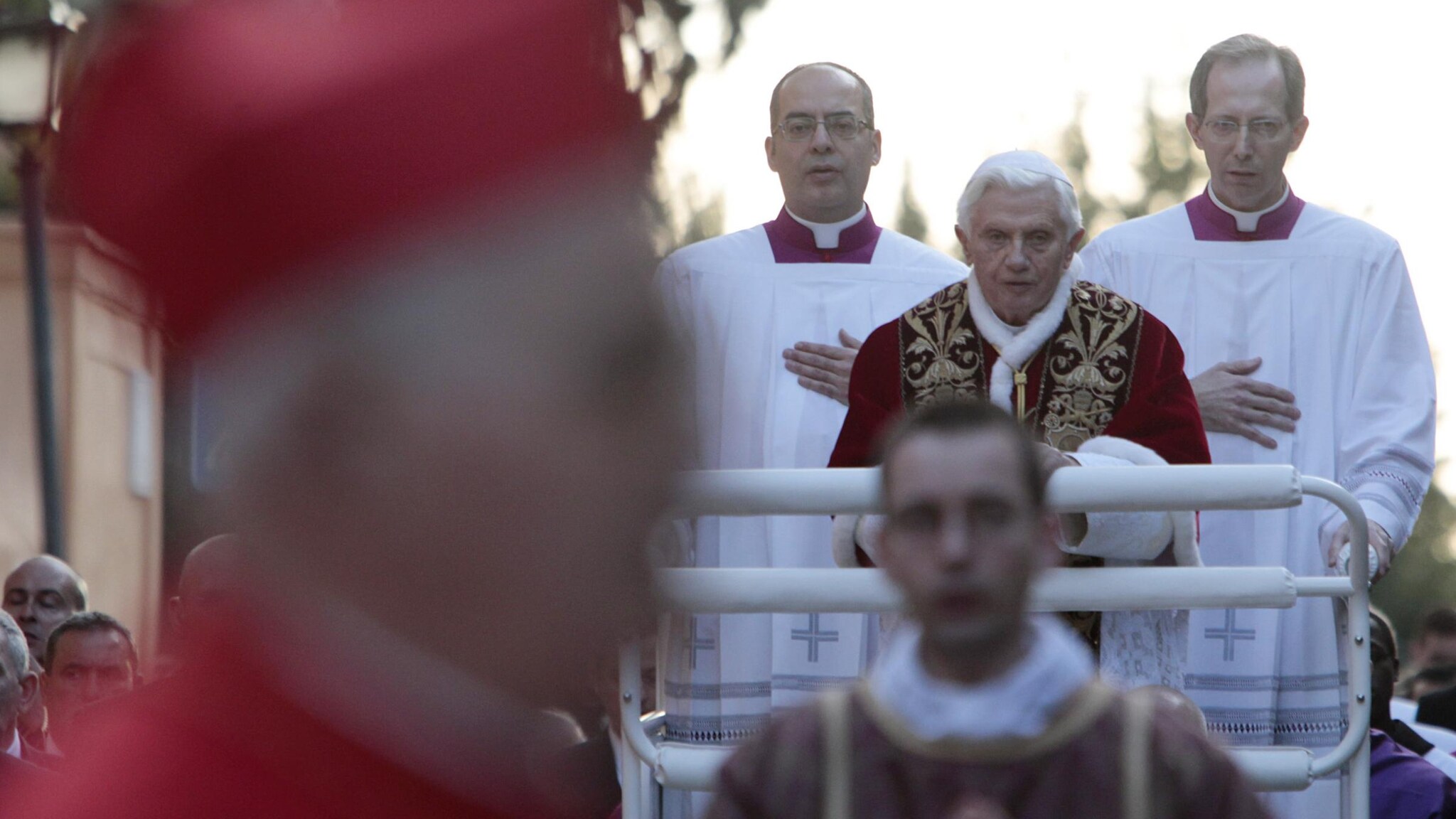 Prima di lasciare il pontificato Benedetto XVI celebrerà il rito dell’imposizione delle ceneri nella basilica vaticana e non nella basilica romana di Santa Sabina perché, ha spiegato Padre Lombardi, si prevede una partecipazione molto numerosa. La sua ultima udienza il 27 febbraio.